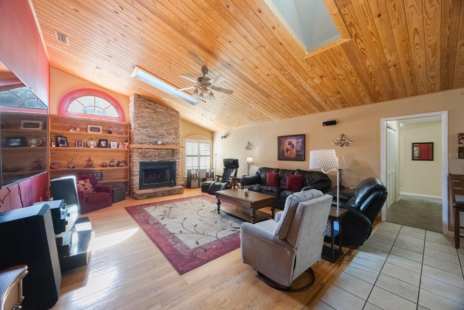Image 14 of 61 For 512 Crystal Grove Boulevard