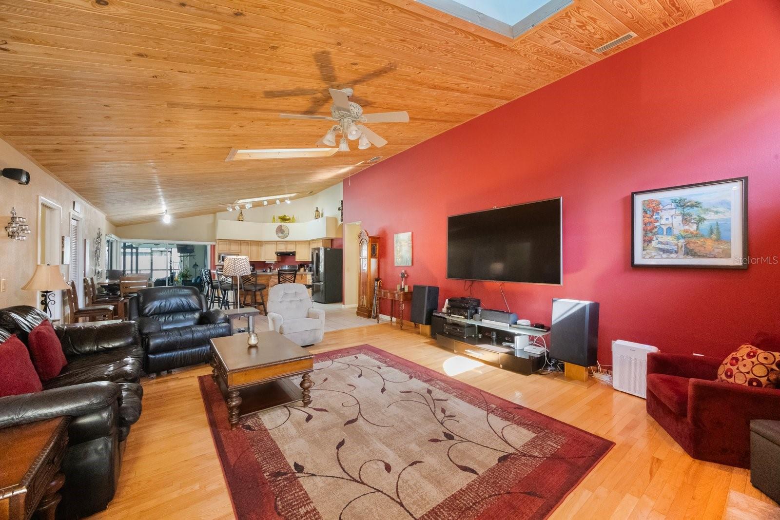 Image 16 of 61 For 512 Crystal Grove Boulevard