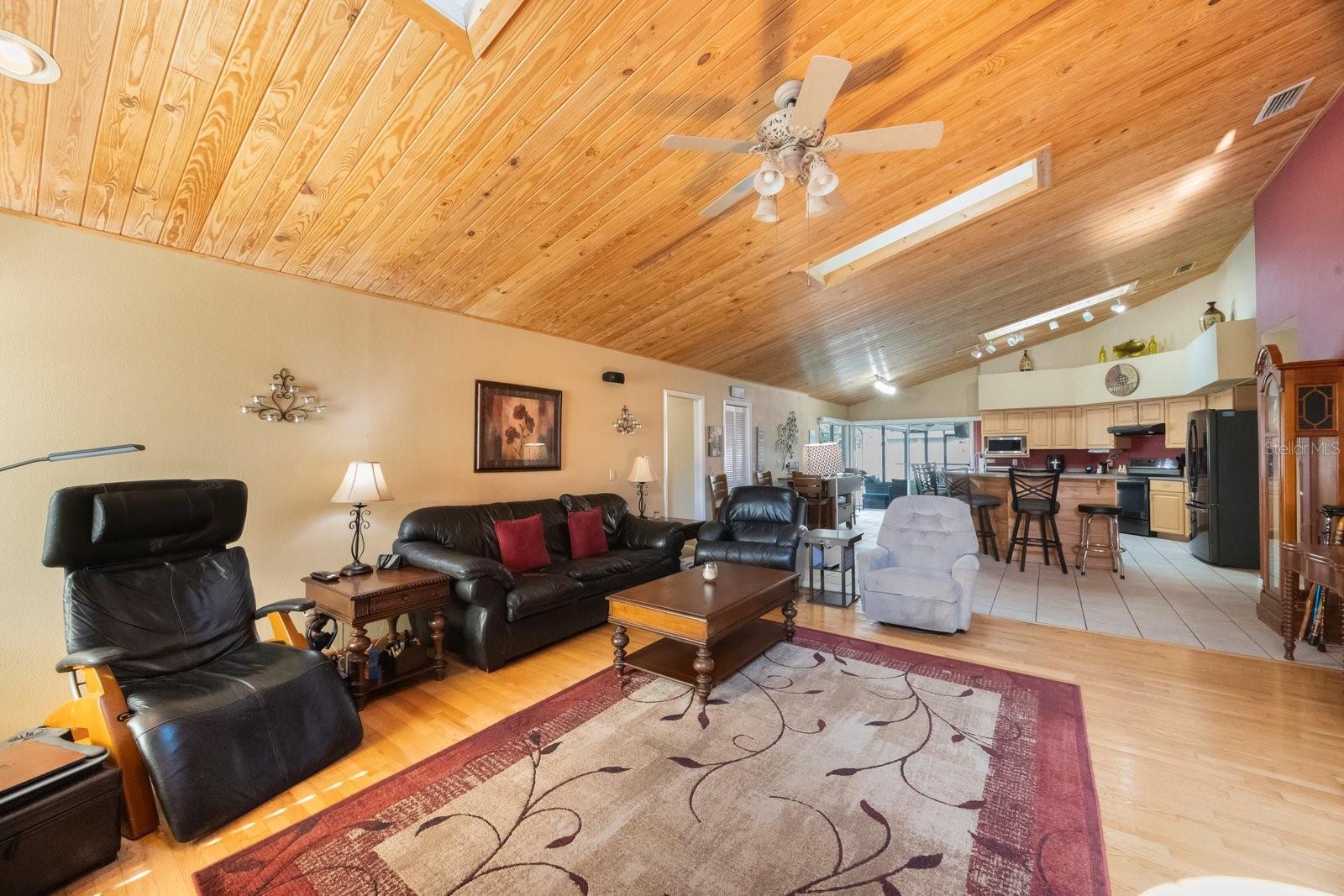 Image 17 of 61 For 512 Crystal Grove Boulevard