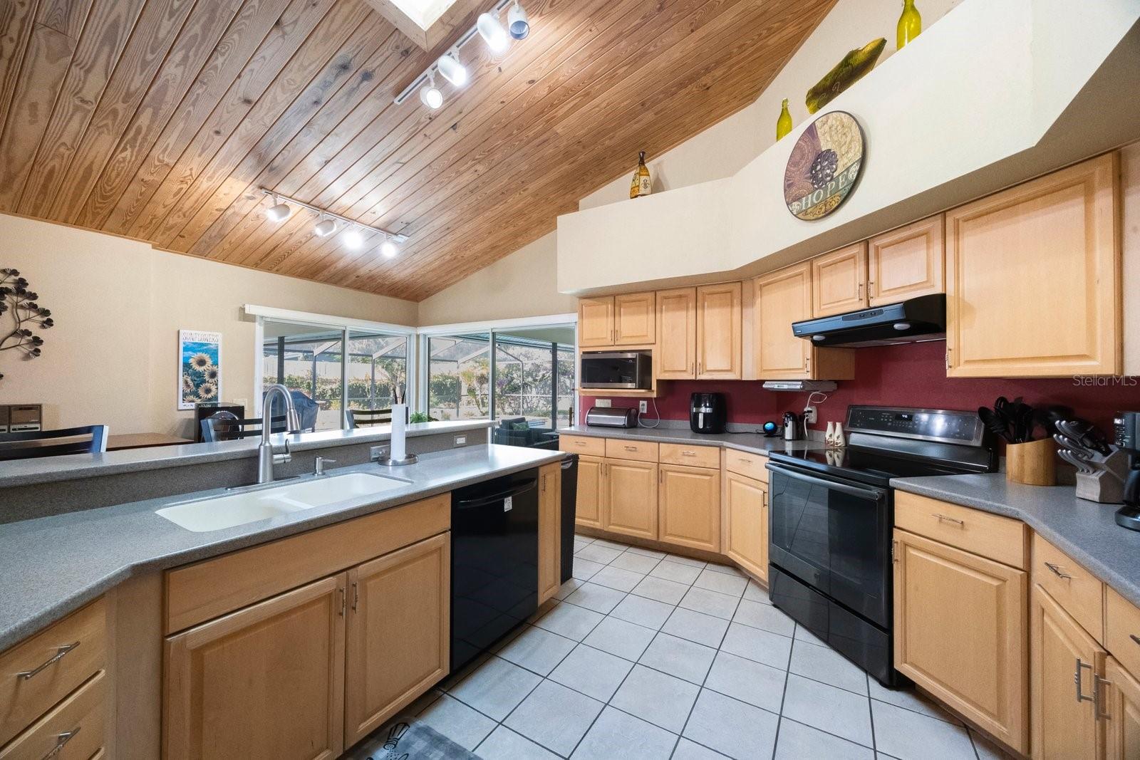 Image 22 of 61 For 512 Crystal Grove Boulevard