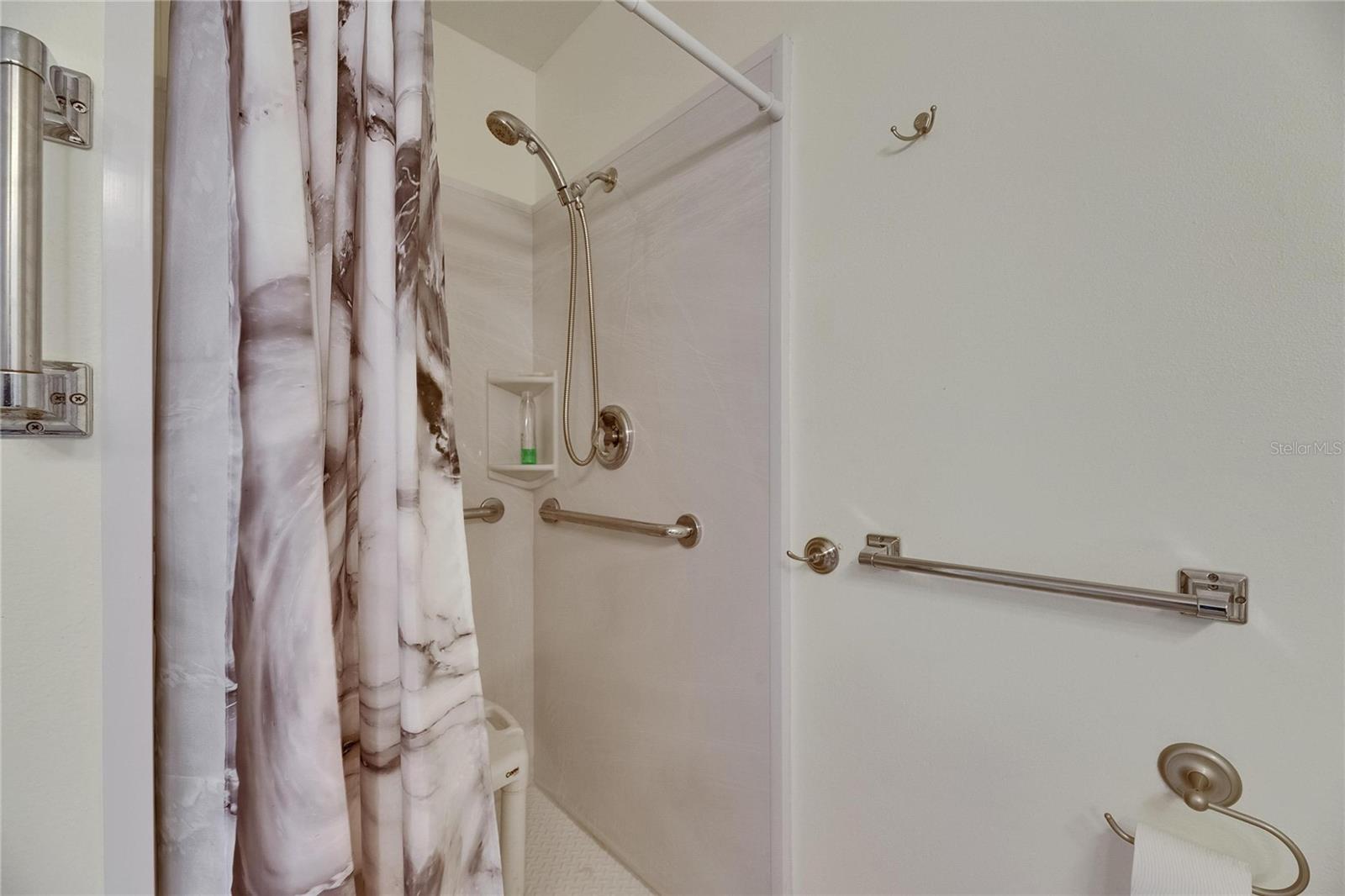 Image 21 of 41 For 123 Glendower Circle 123