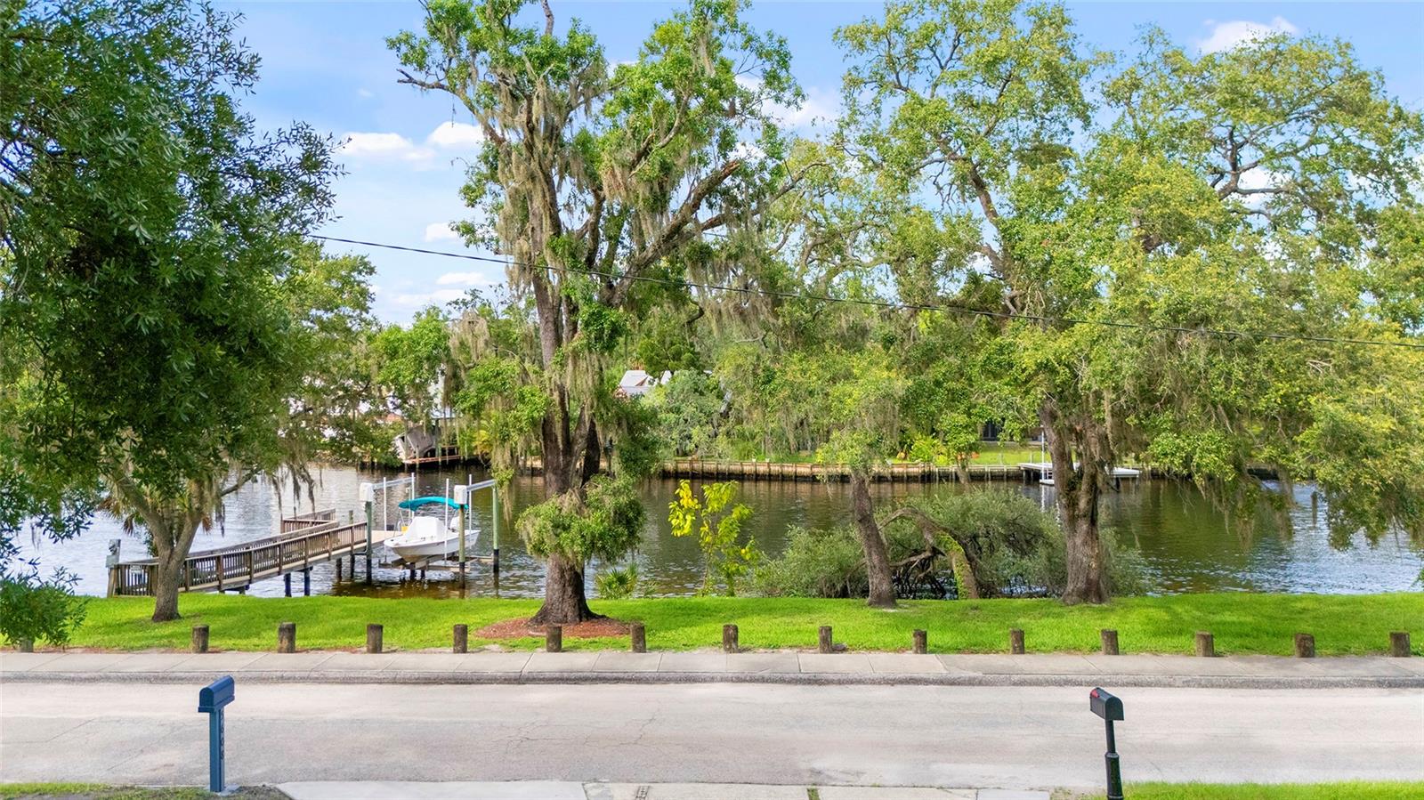 Listing photo id 9 for 5608 River Shore Drive