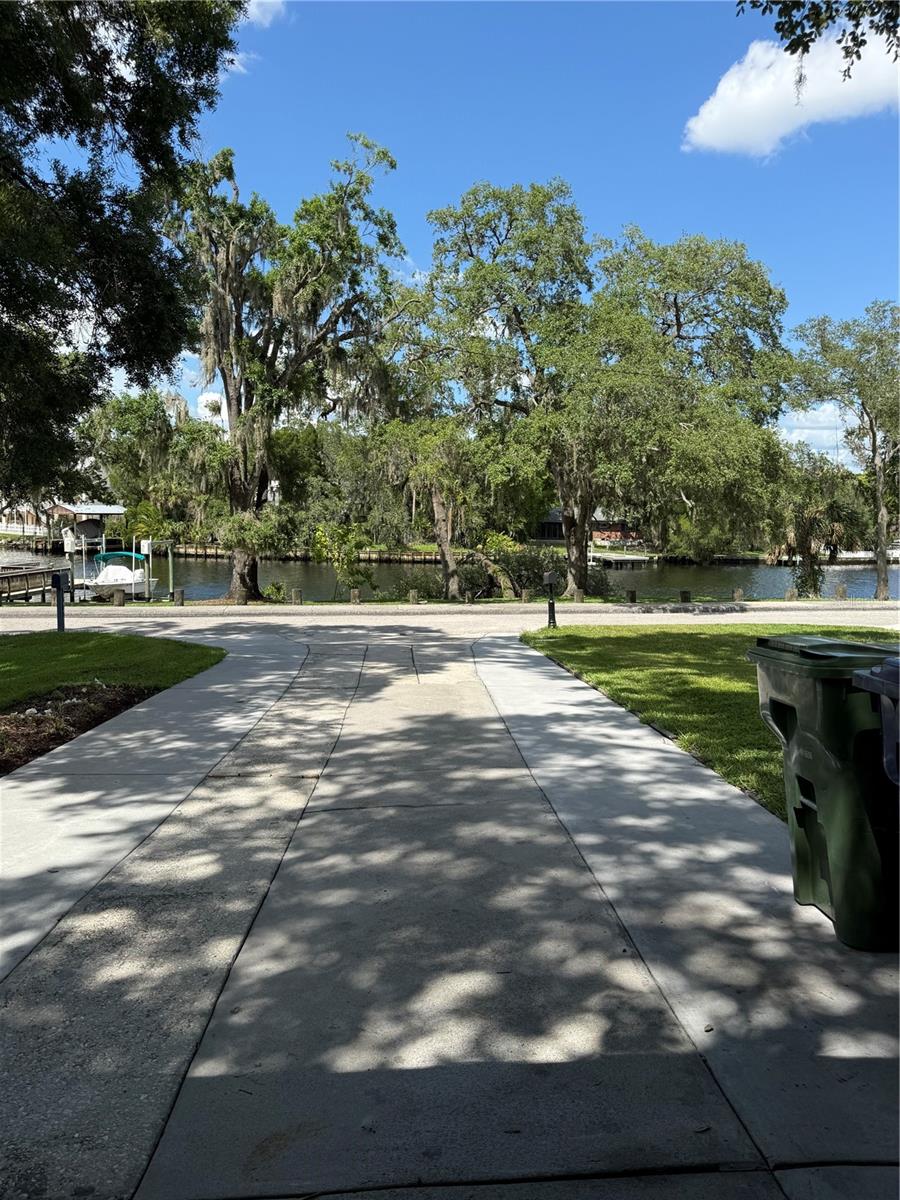 Listing photo id 6 for 5608 River Shore Drive