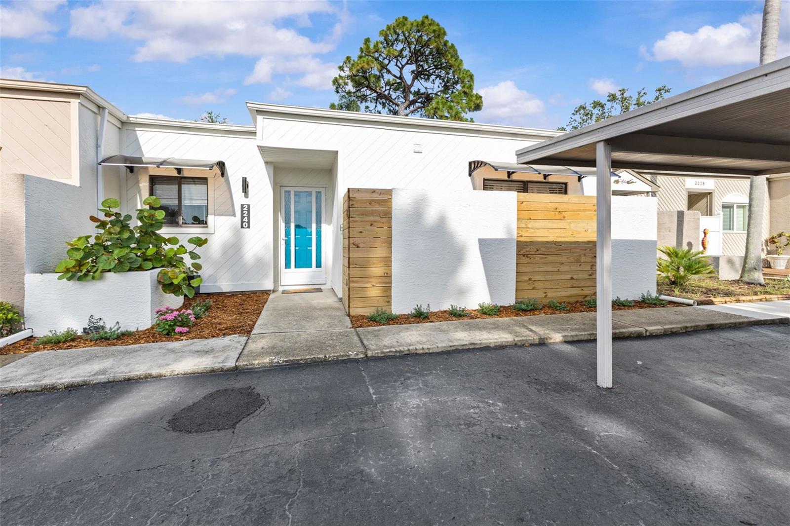 Listing photo id 0 for 2240 Pinewood Villas Drive