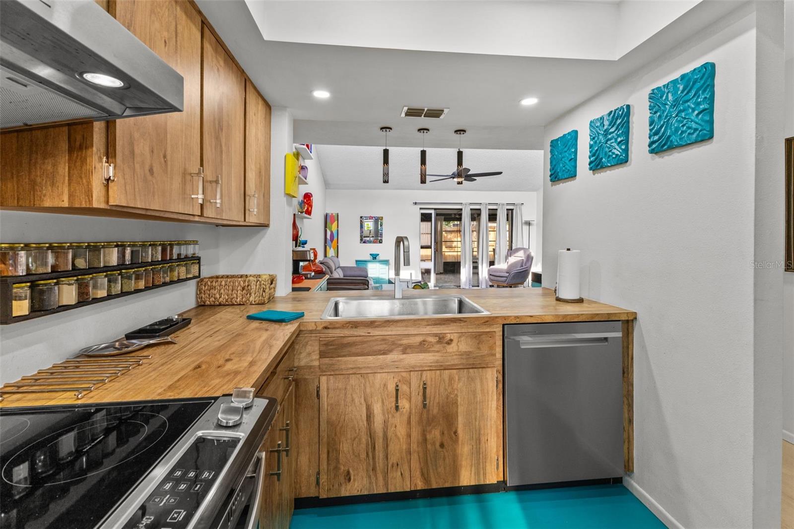 Listing photo id 4 for 2240 Pinewood Villas Drive