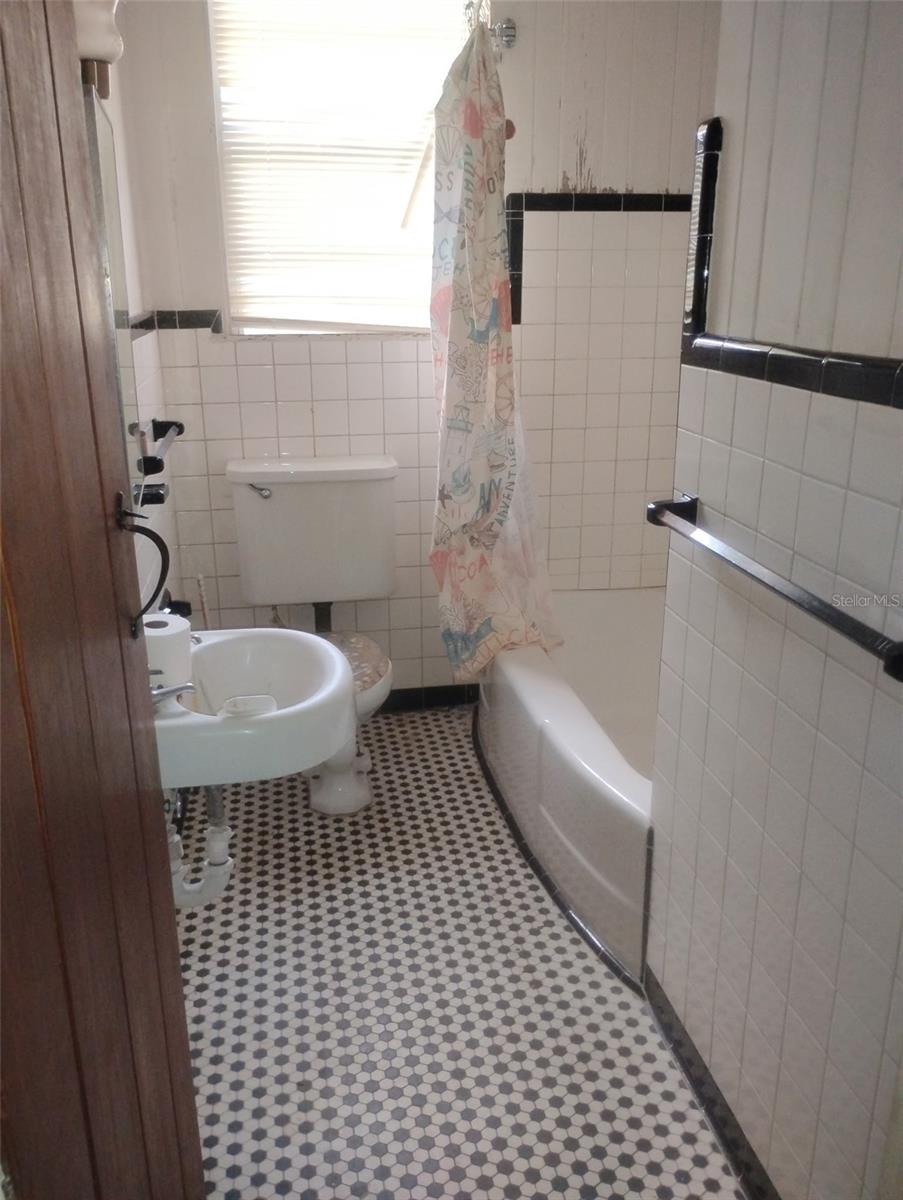 Image 19 of 41 For 909 Faulkner Street