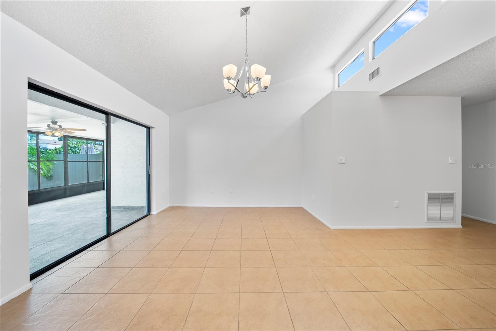 Listing photo id 9 for 4326 Fern Glen Street