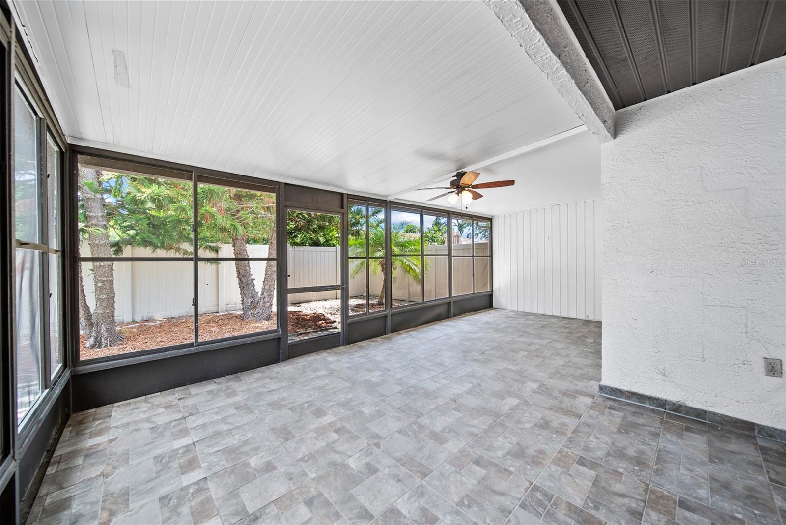 Listing photo id 10 for 4326 Fern Glen Street