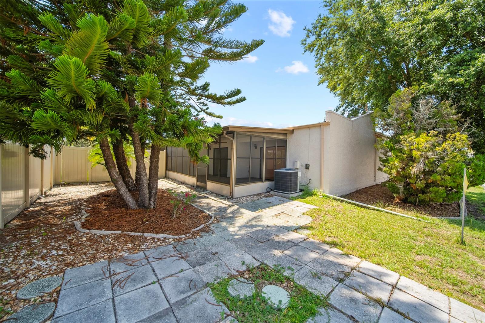 Listing photo id 13 for 4326 Fern Glen Street