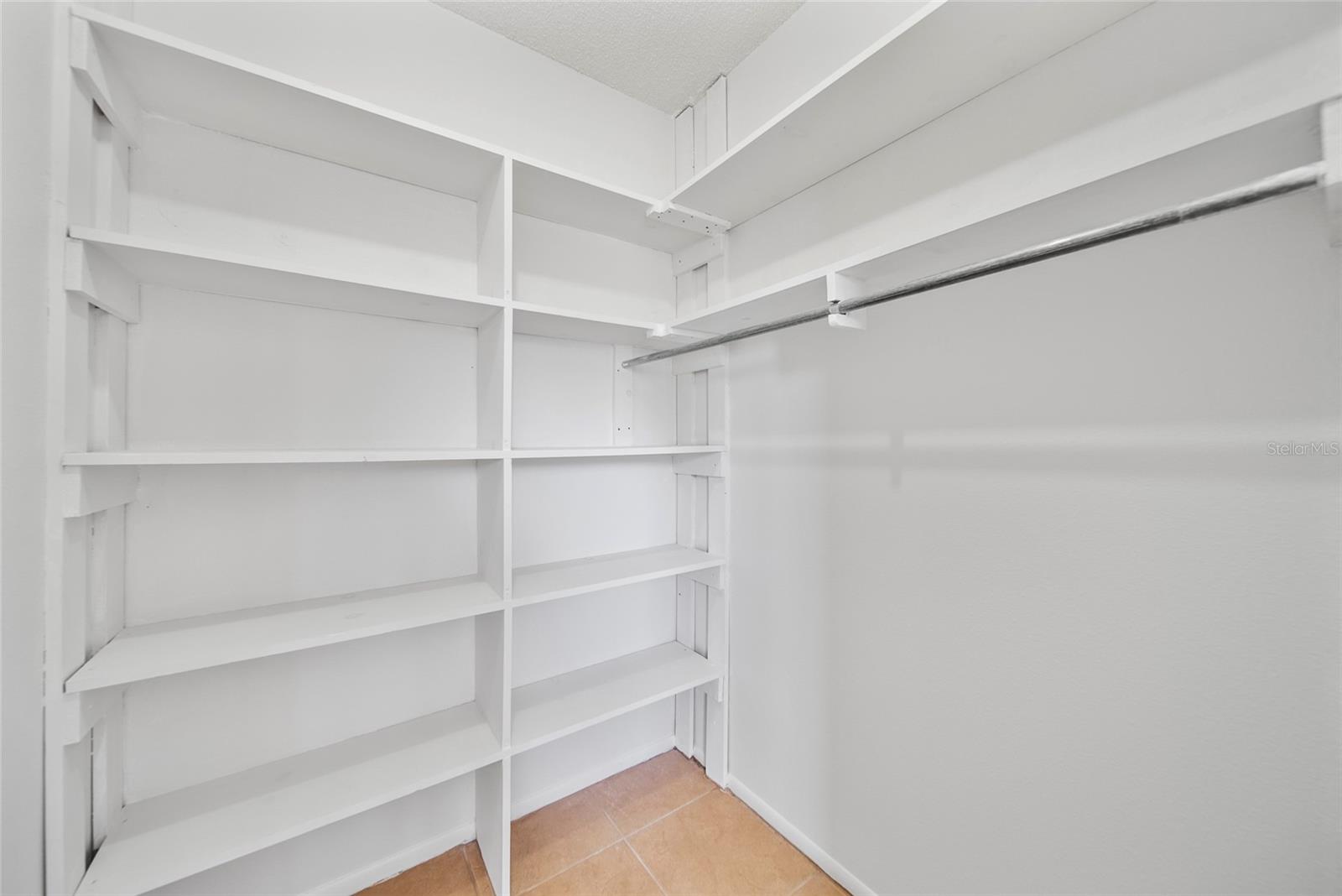 Listing photo id 16 for 4326 Fern Glen Street