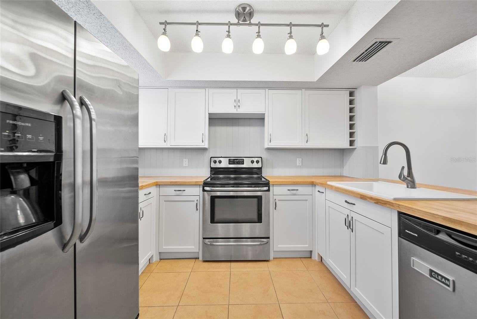 Listing photo id 3 for 4326 Fern Glen Street