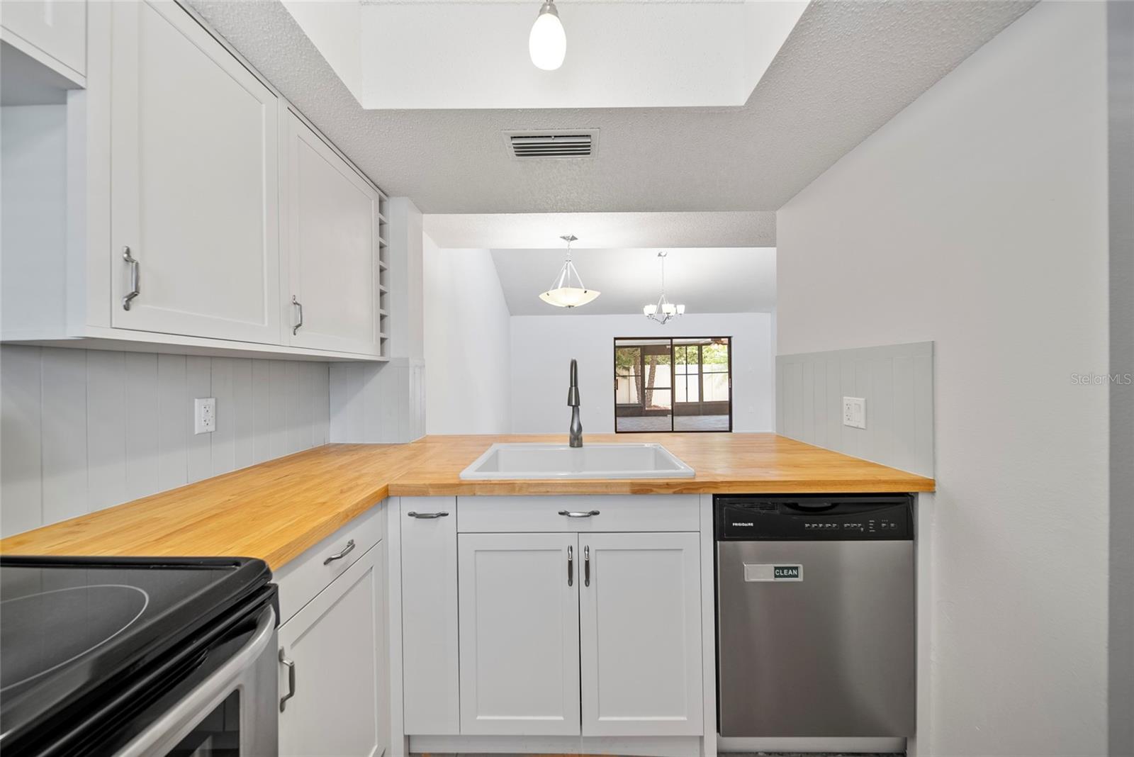 Listing photo id 4 for 4326 Fern Glen Street