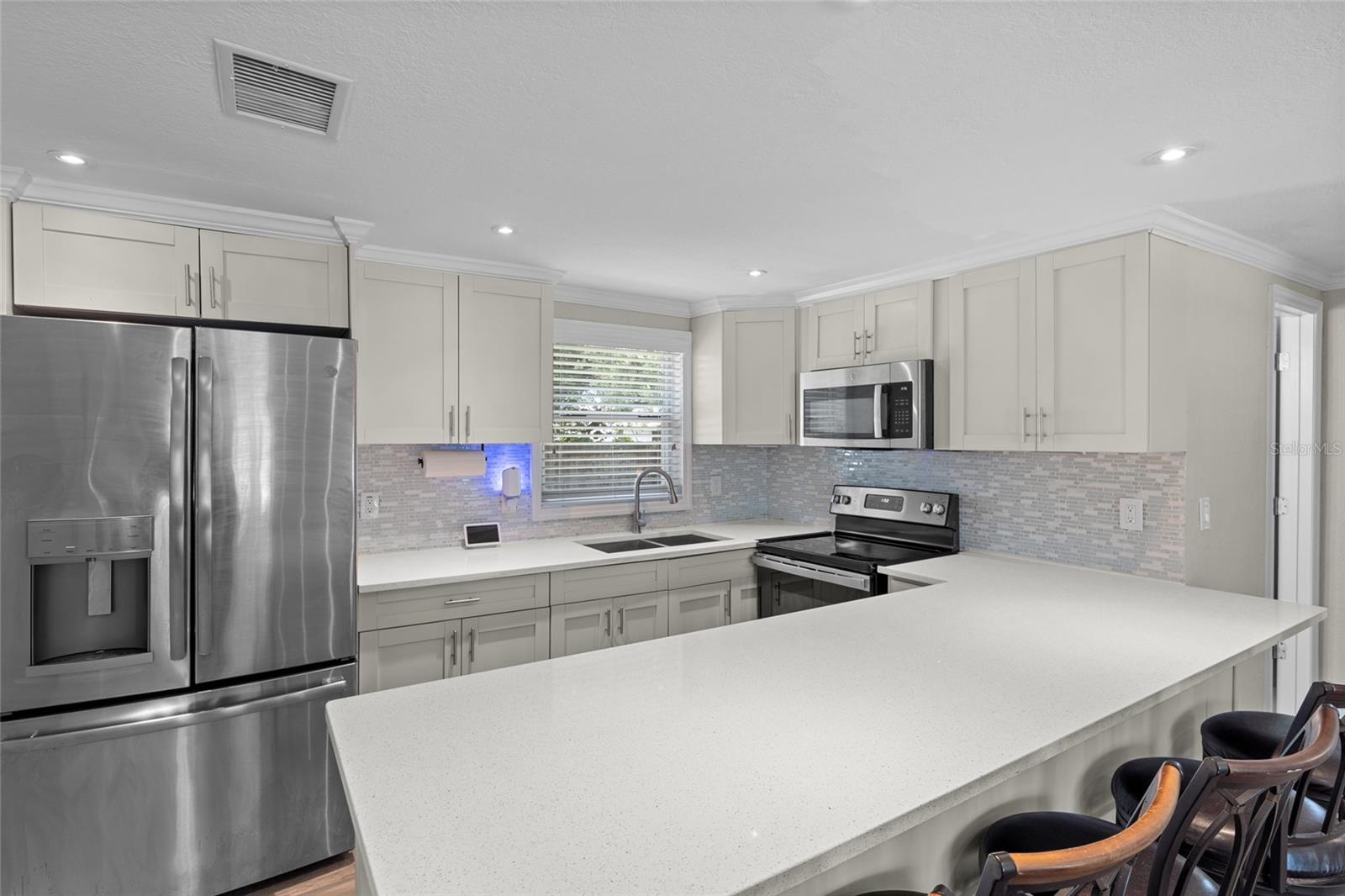 Listing photo id 10 for 4627 Tropical Lane