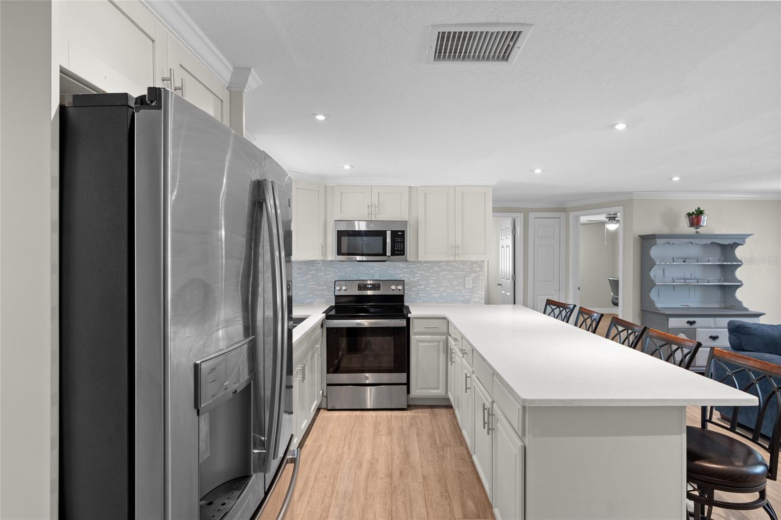 Listing photo id 11 for 4627 Tropical Lane