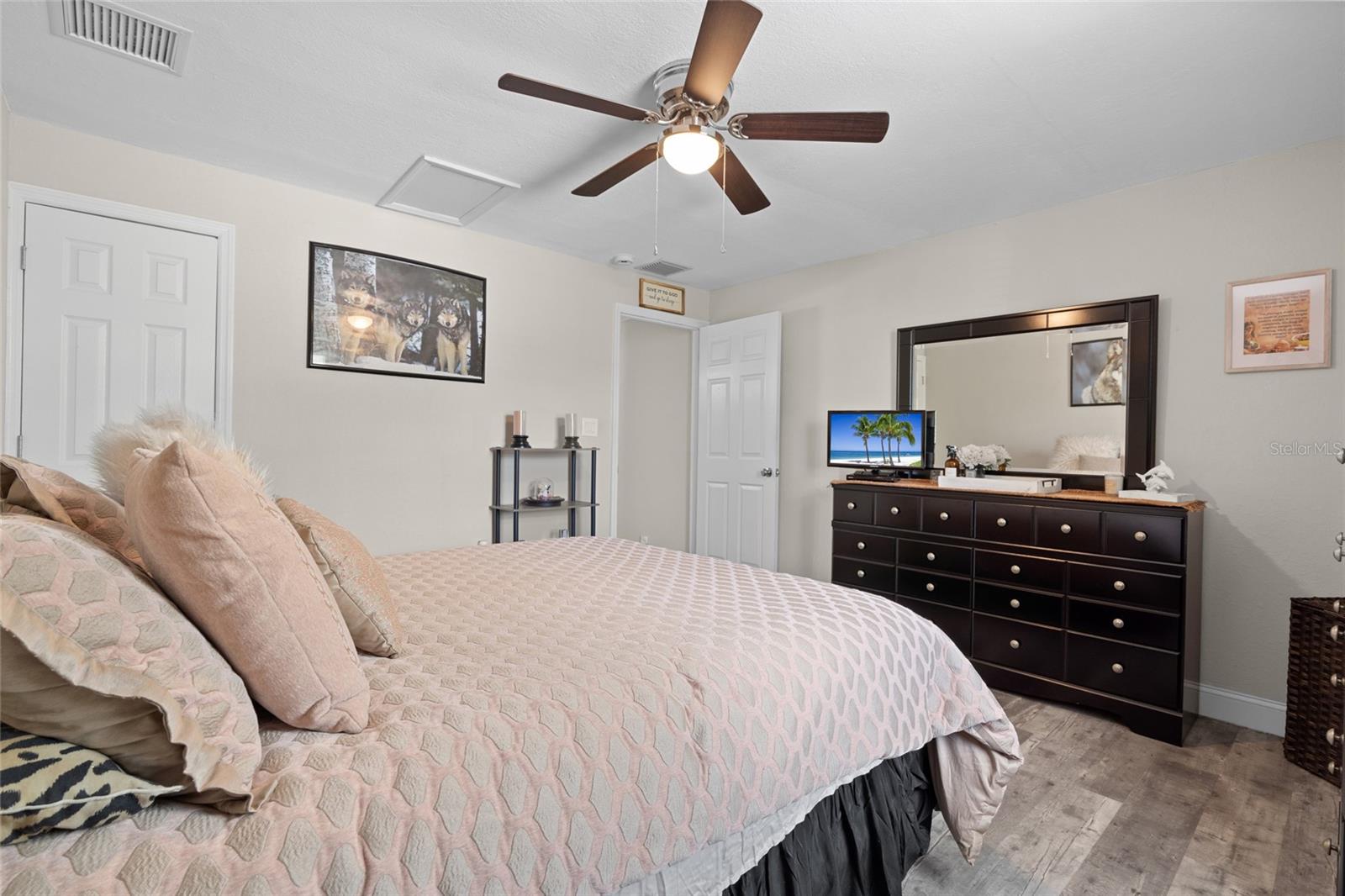 Listing photo id 13 for 4627 Tropical Lane