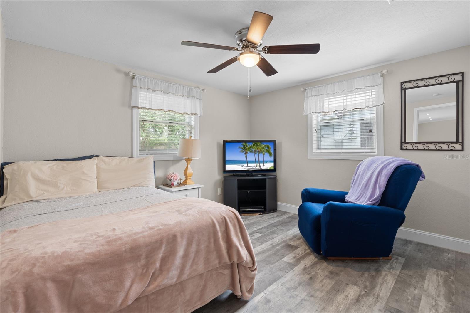 Listing photo id 14 for 4627 Tropical Lane