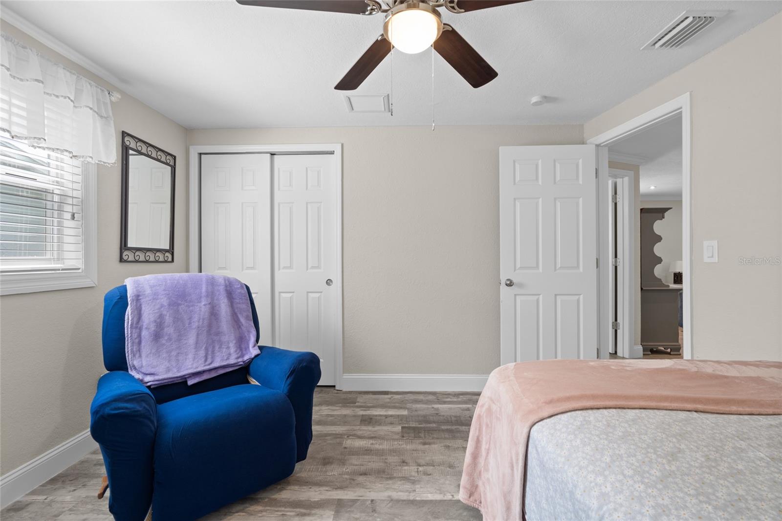 Listing photo id 15 for 4627 Tropical Lane