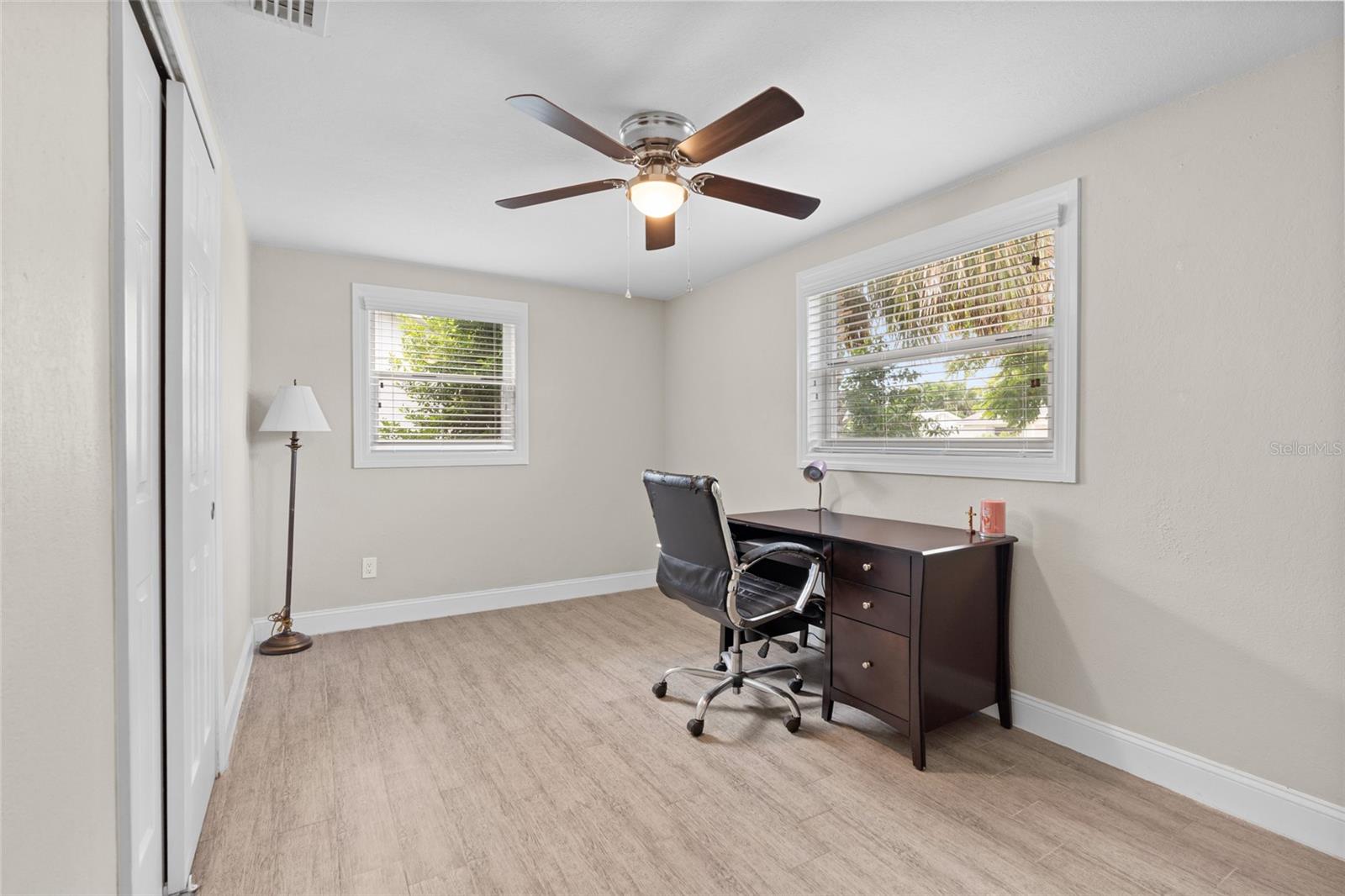 Listing photo id 16 for 4627 Tropical Lane