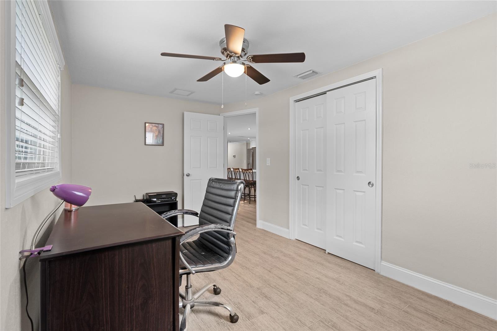 Listing photo id 17 for 4627 Tropical Lane