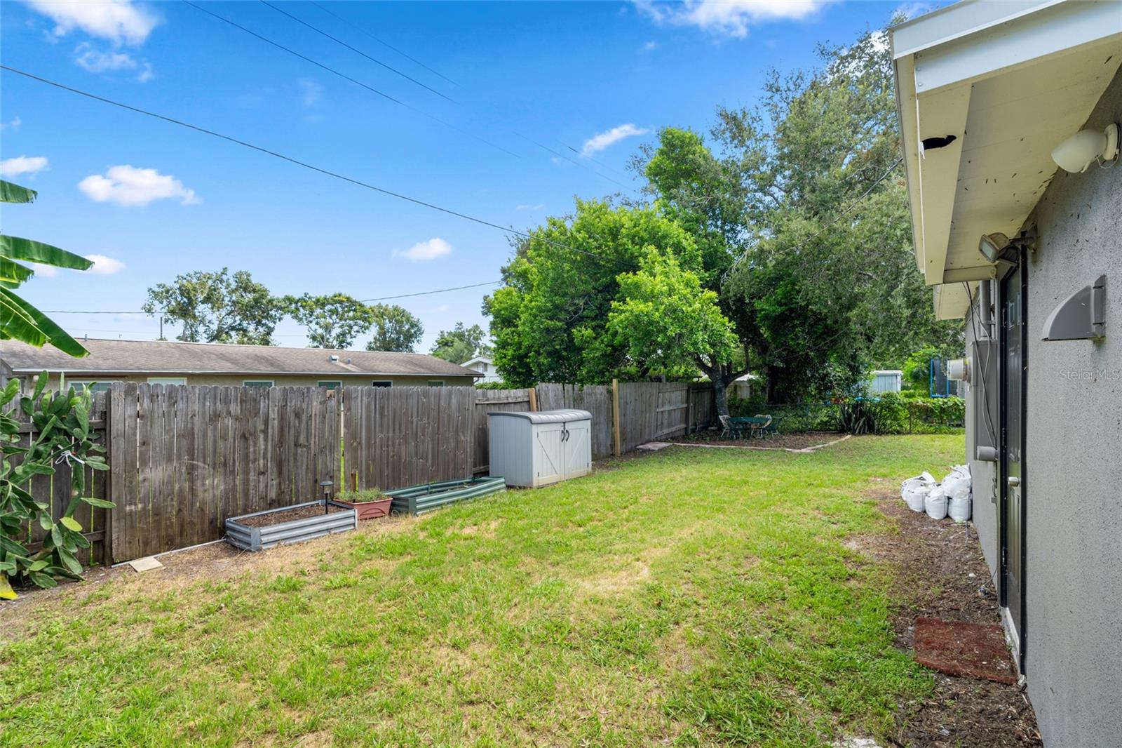 Listing photo id 23 for 4627 Tropical Lane