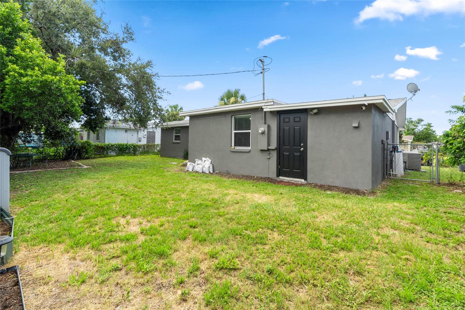 Listing photo id 25 for 4627 Tropical Lane