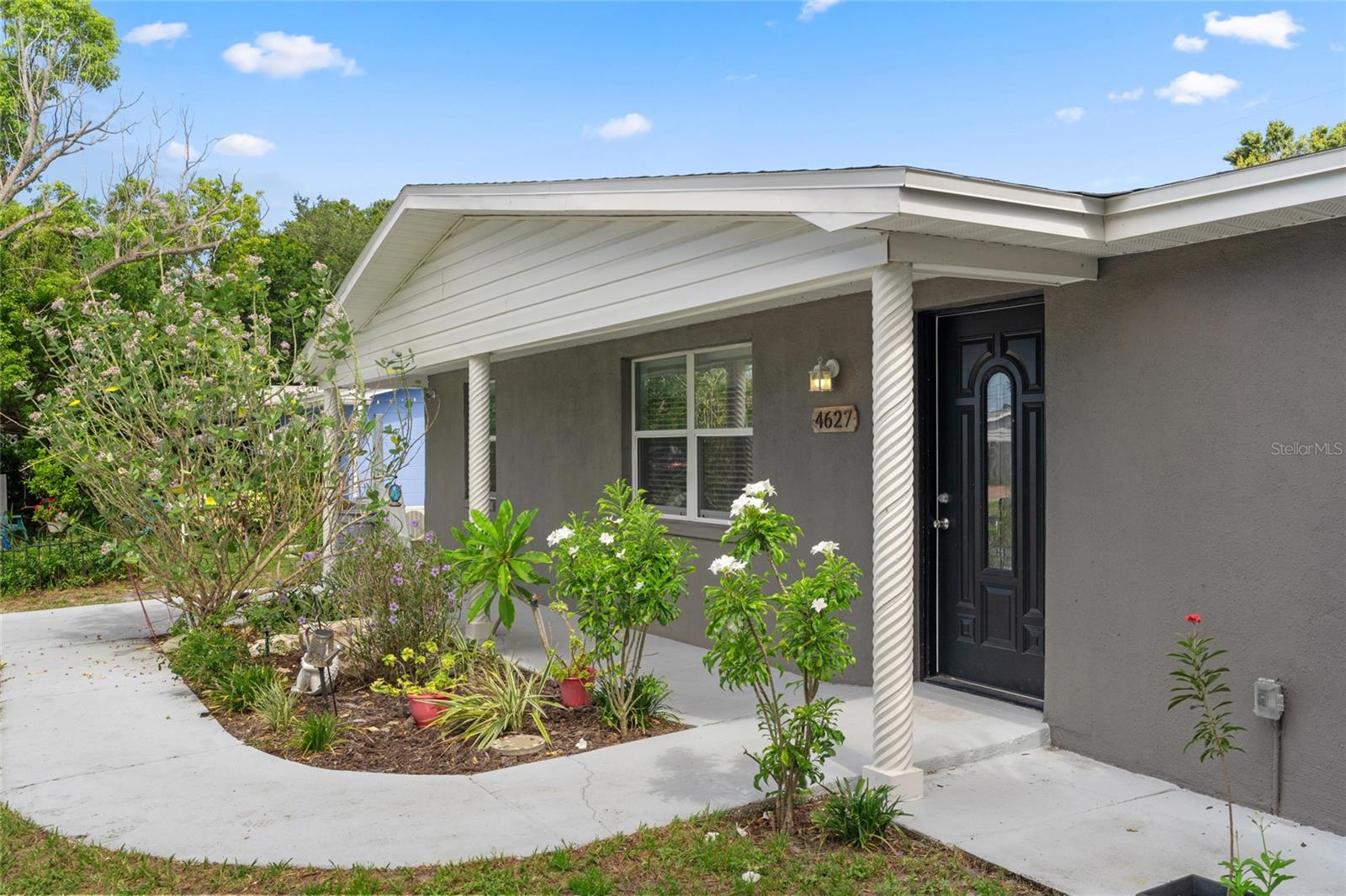 Listing photo id 2 for 4627 Tropical Lane