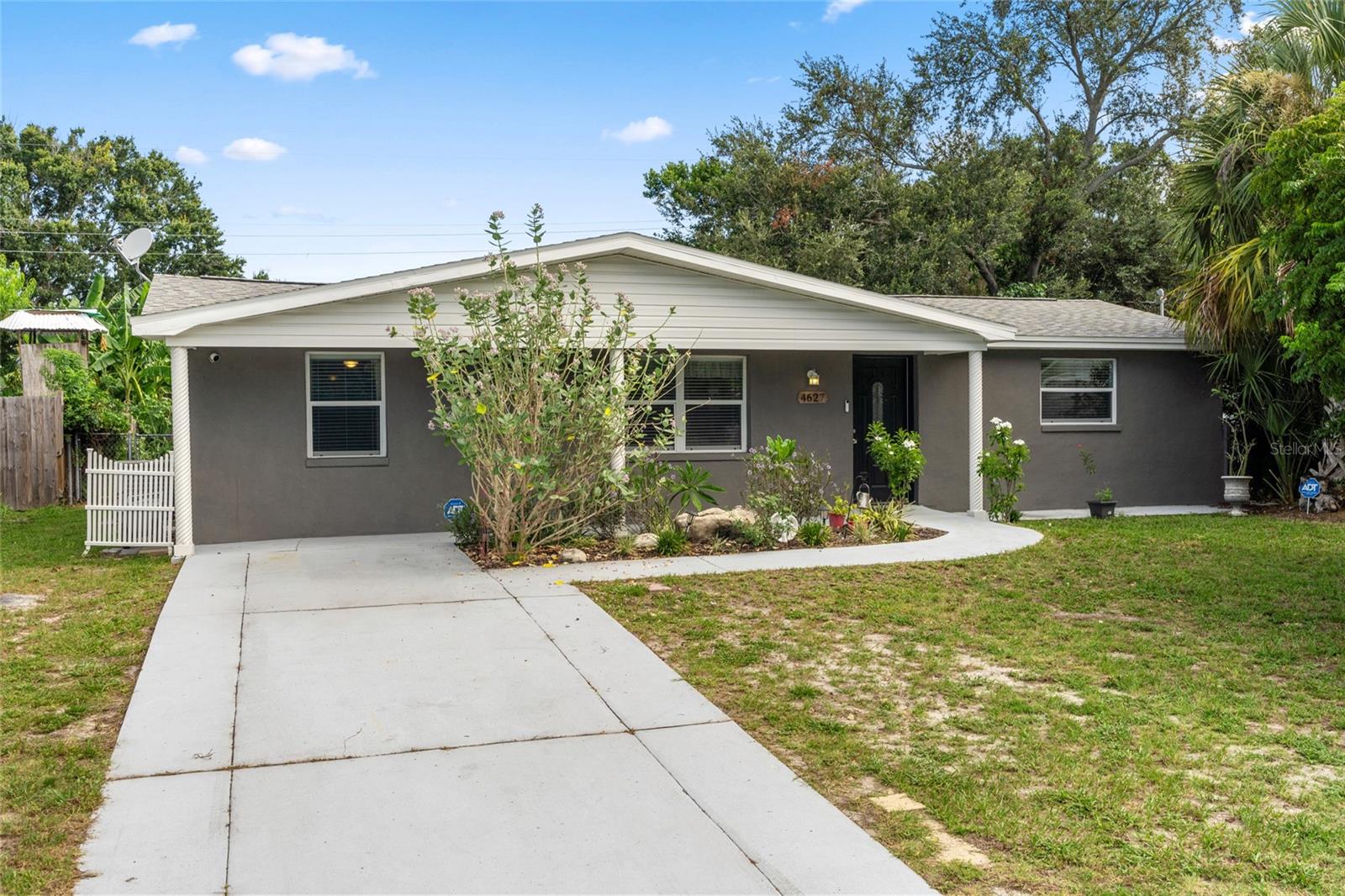 Listing photo id 3 for 4627 Tropical Lane