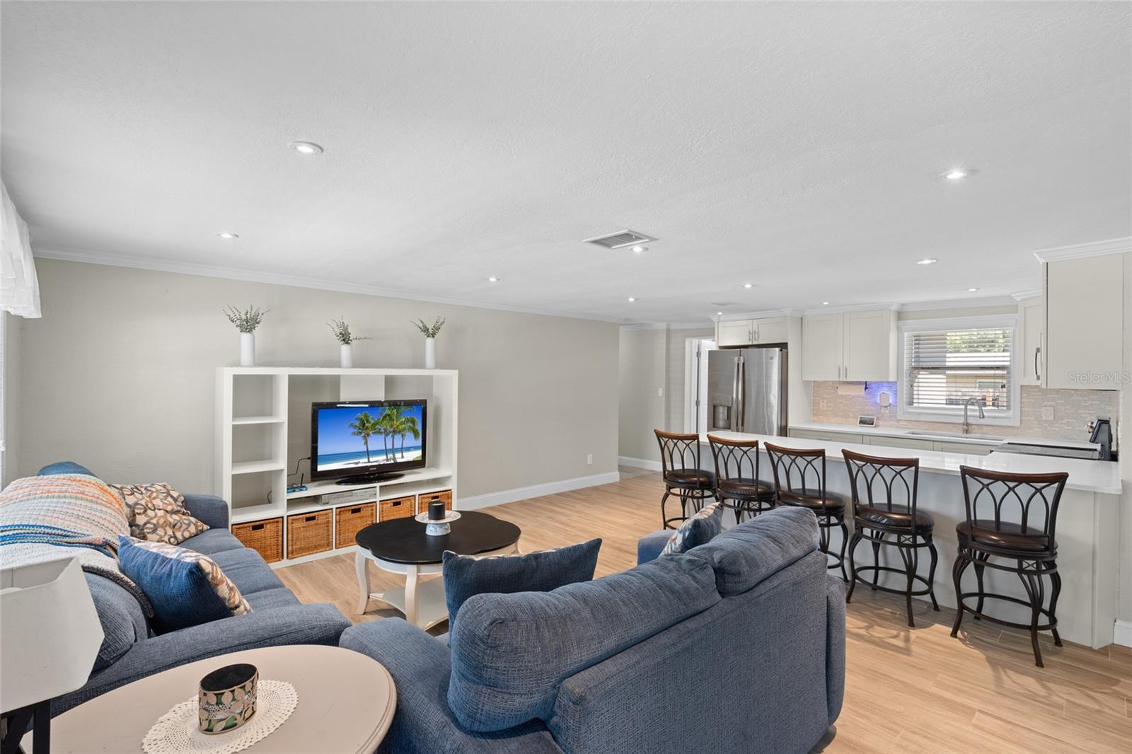 Listing photo id 4 for 4627 Tropical Lane