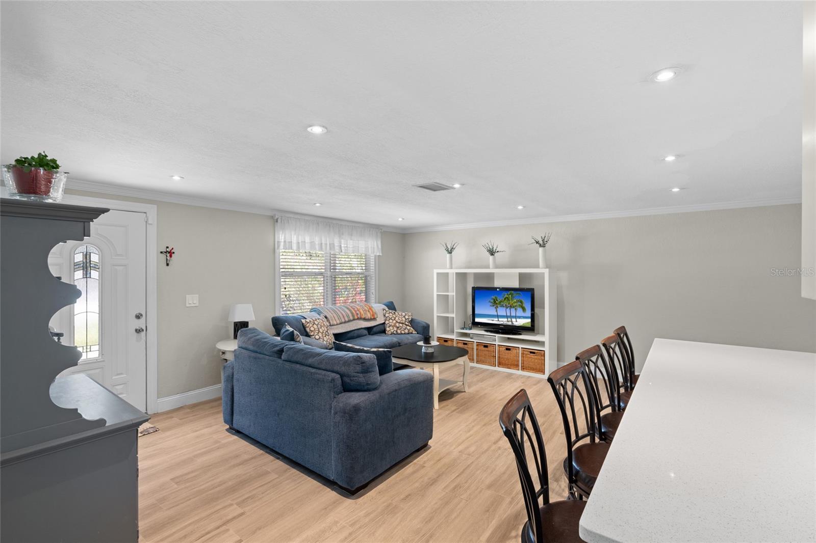 Listing photo id 5 for 4627 Tropical Lane