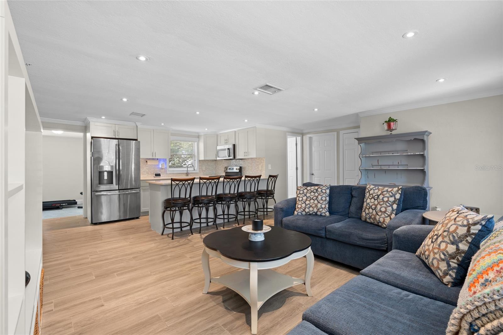 Listing photo id 6 for 4627 Tropical Lane