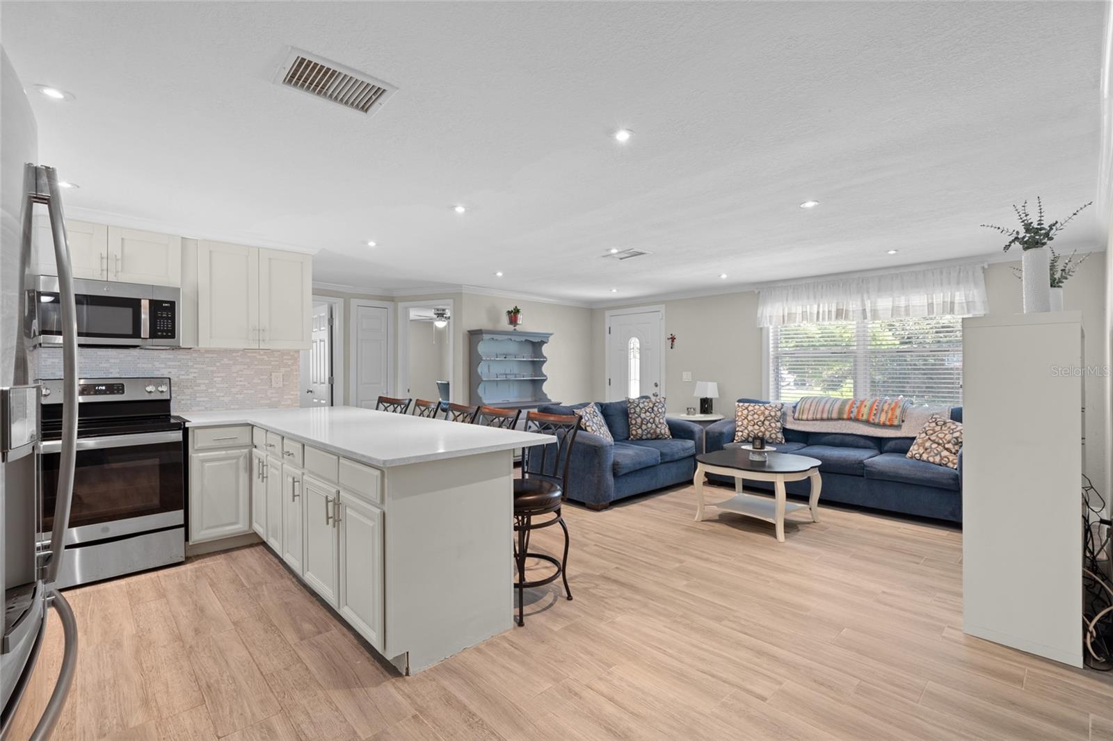 Listing photo id 7 for 4627 Tropical Lane