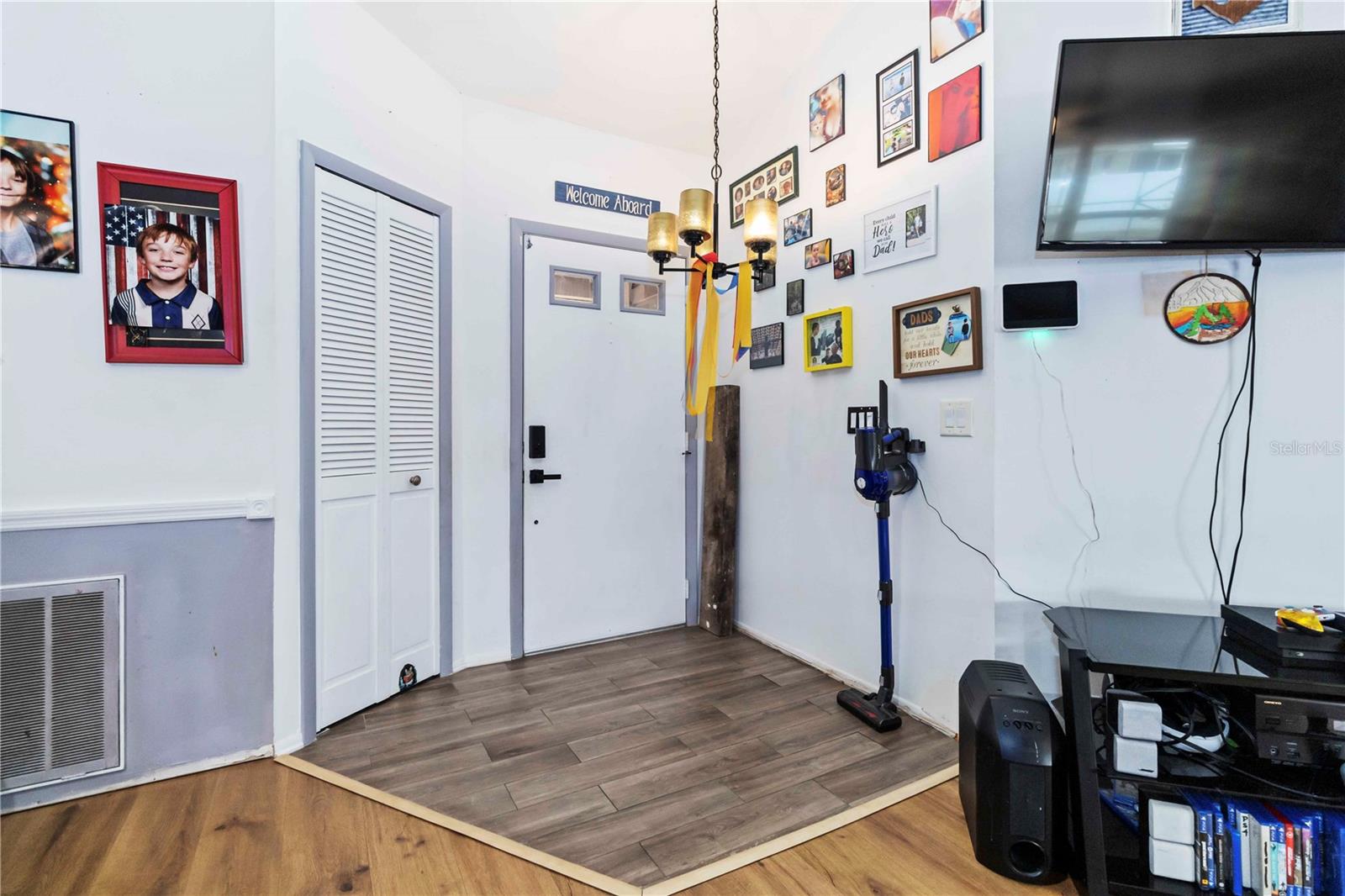 Image 3 of 30 For 817 Helm Avenue Nw