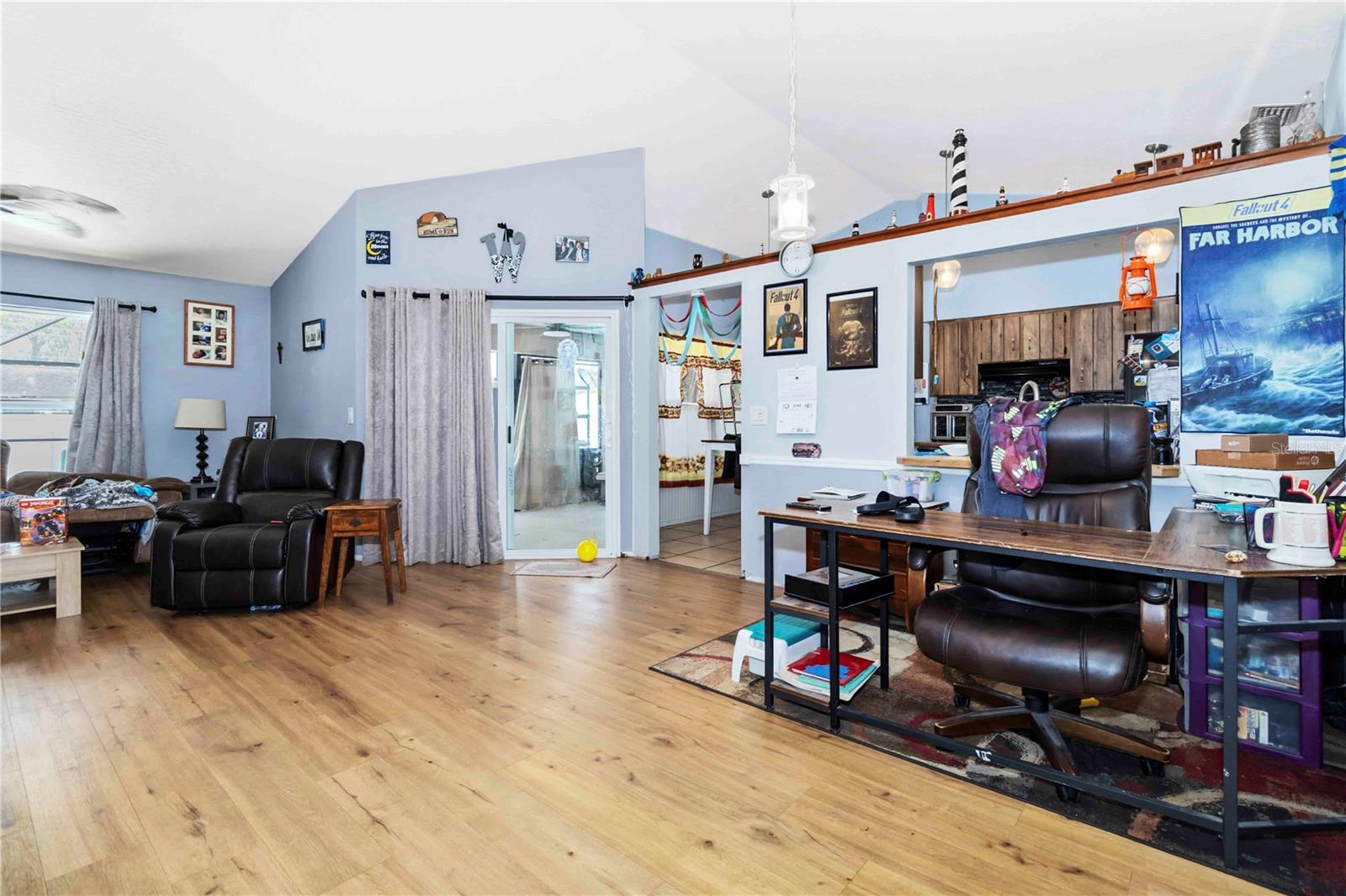 Image 4 of 30 For 817 Helm Avenue Nw