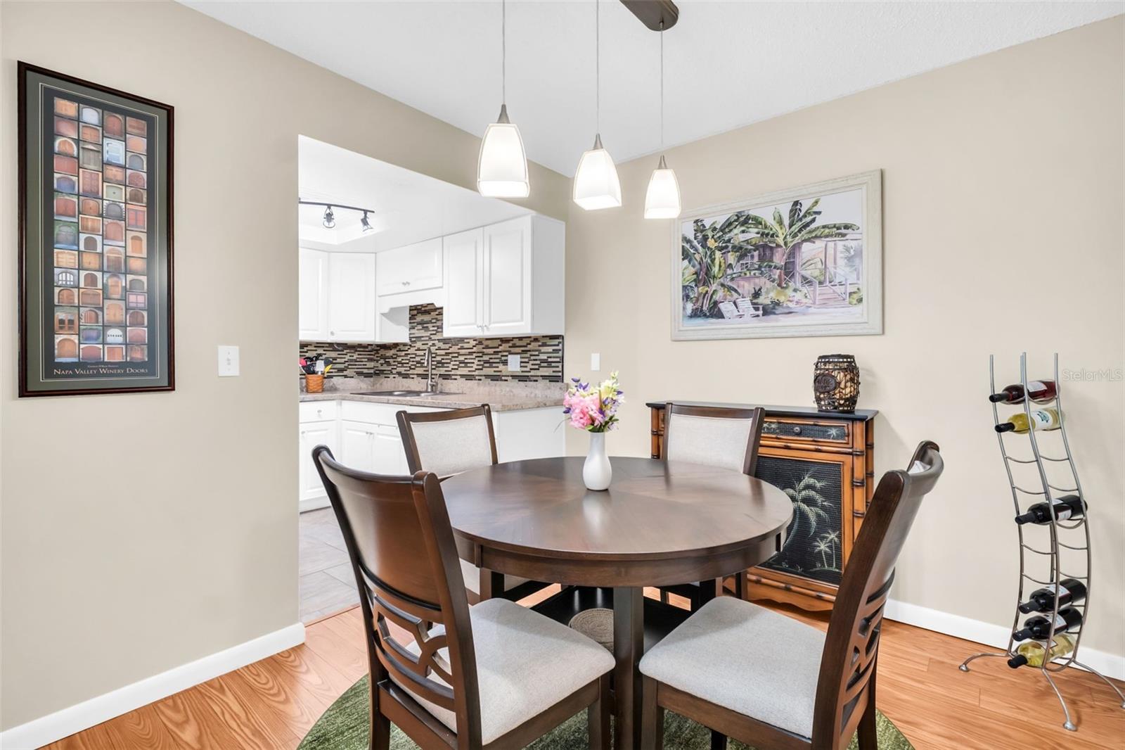 Listing photo id 9 for 2814 Highlands Boulevard B