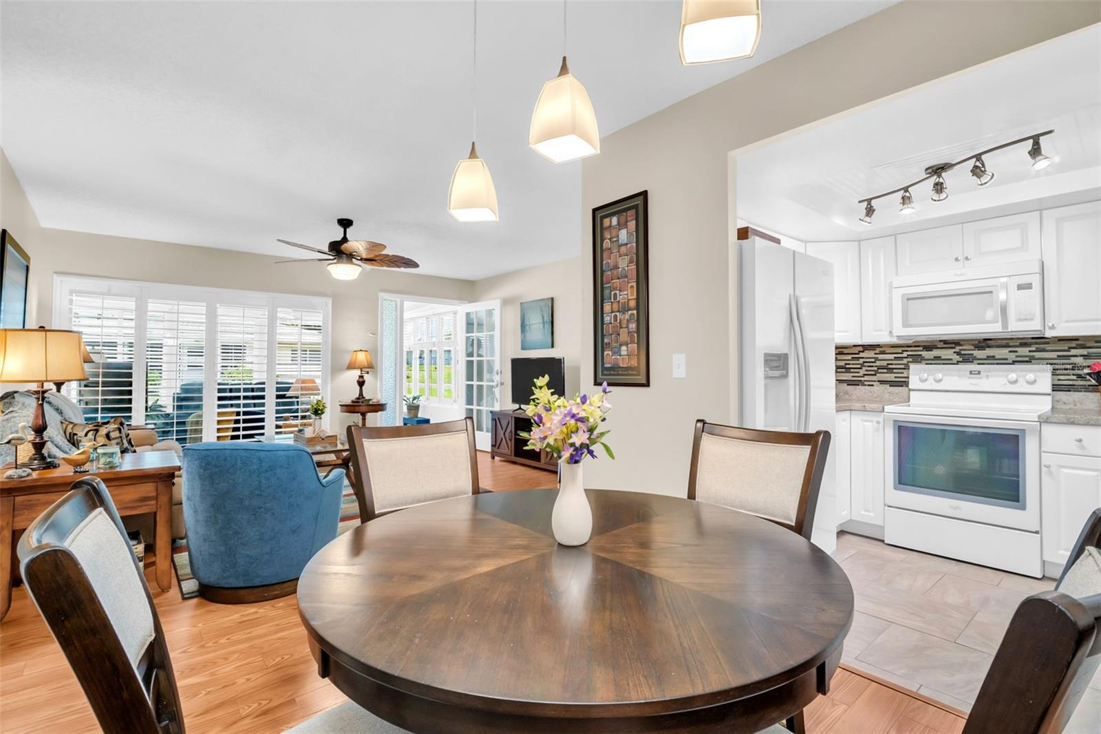 Listing photo id 10 for 2814 Highlands Boulevard B