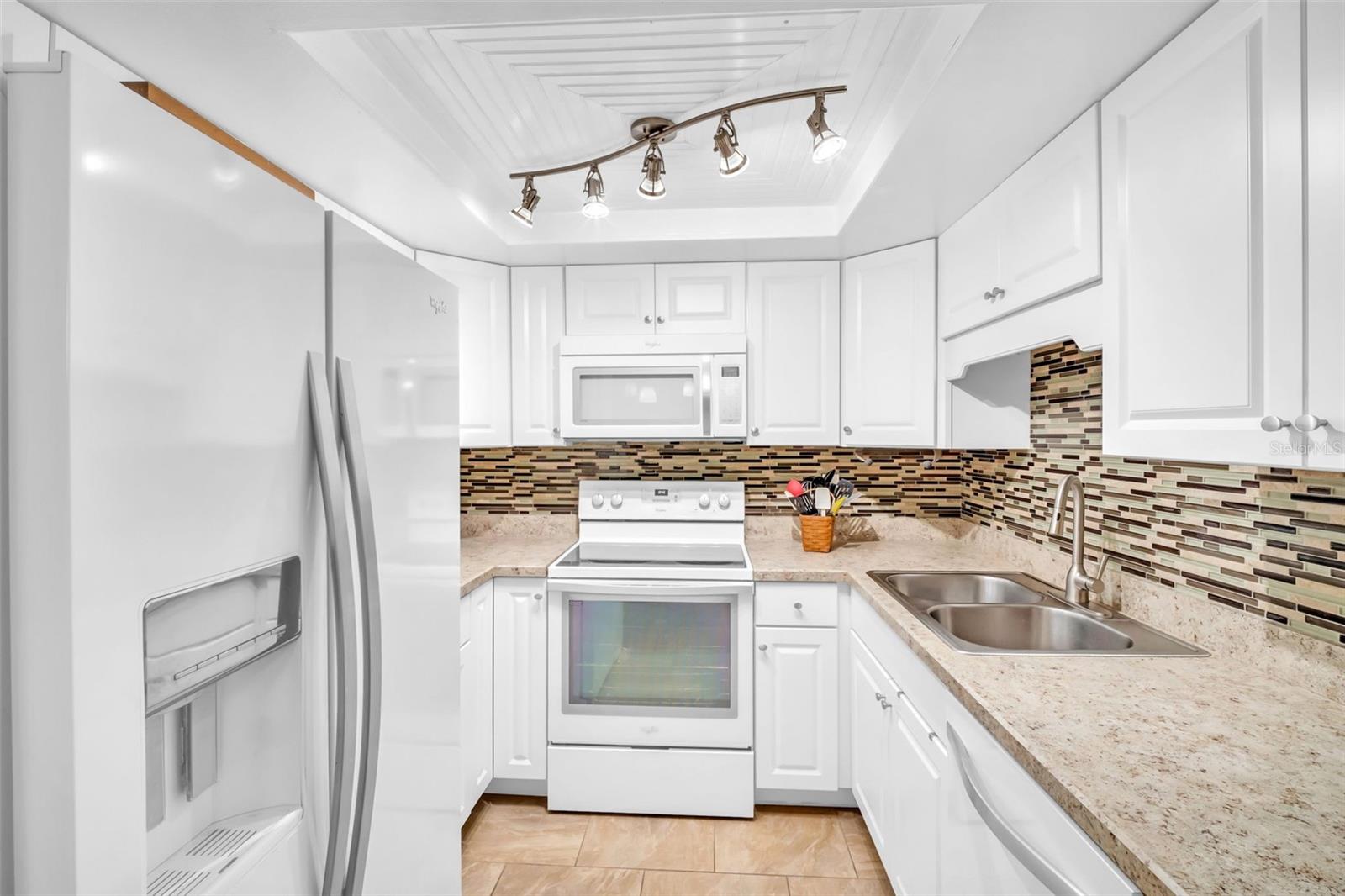 Listing photo id 11 for 2814 Highlands Boulevard B