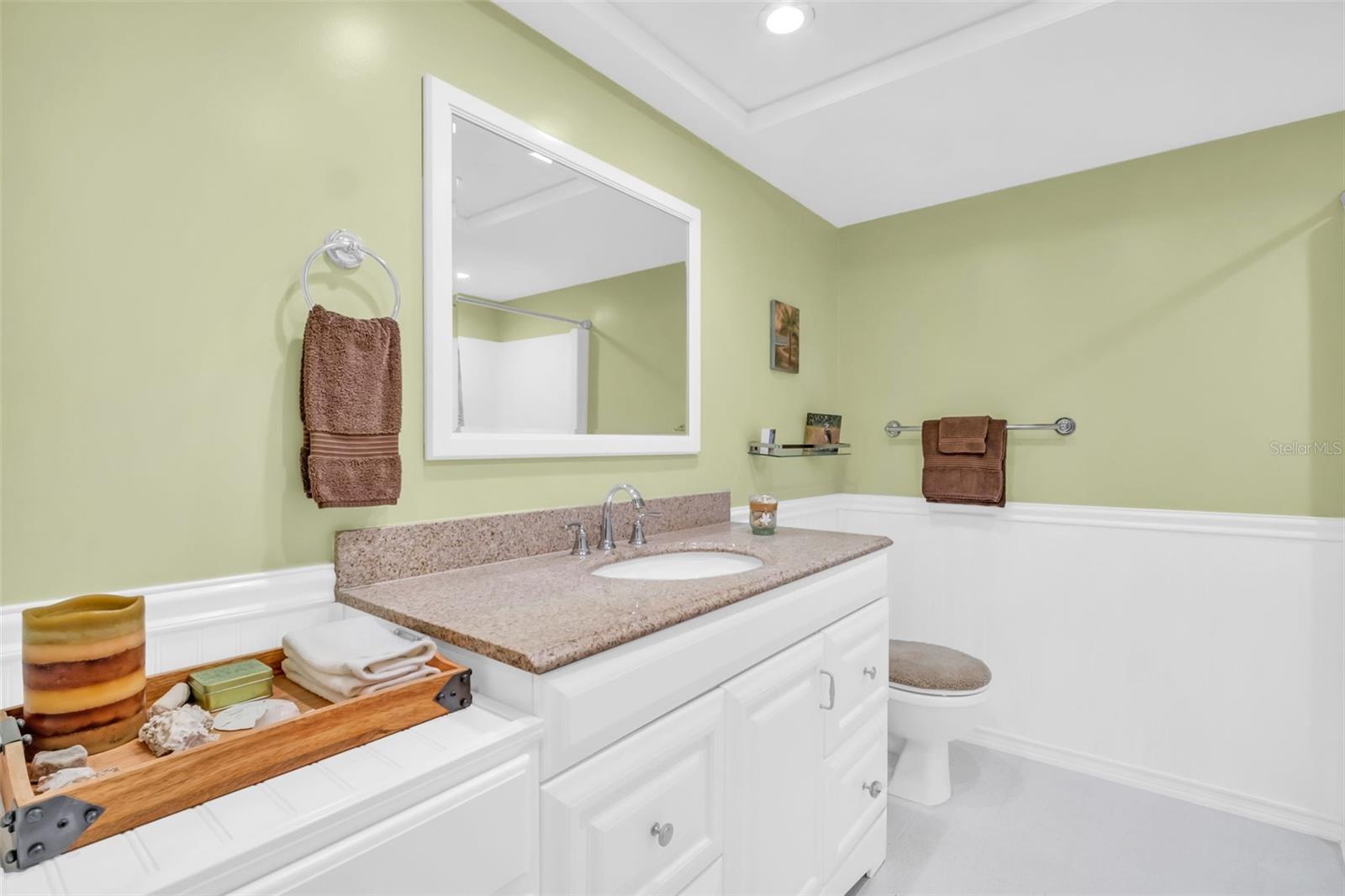 Listing photo id 15 for 2814 Highlands Boulevard B