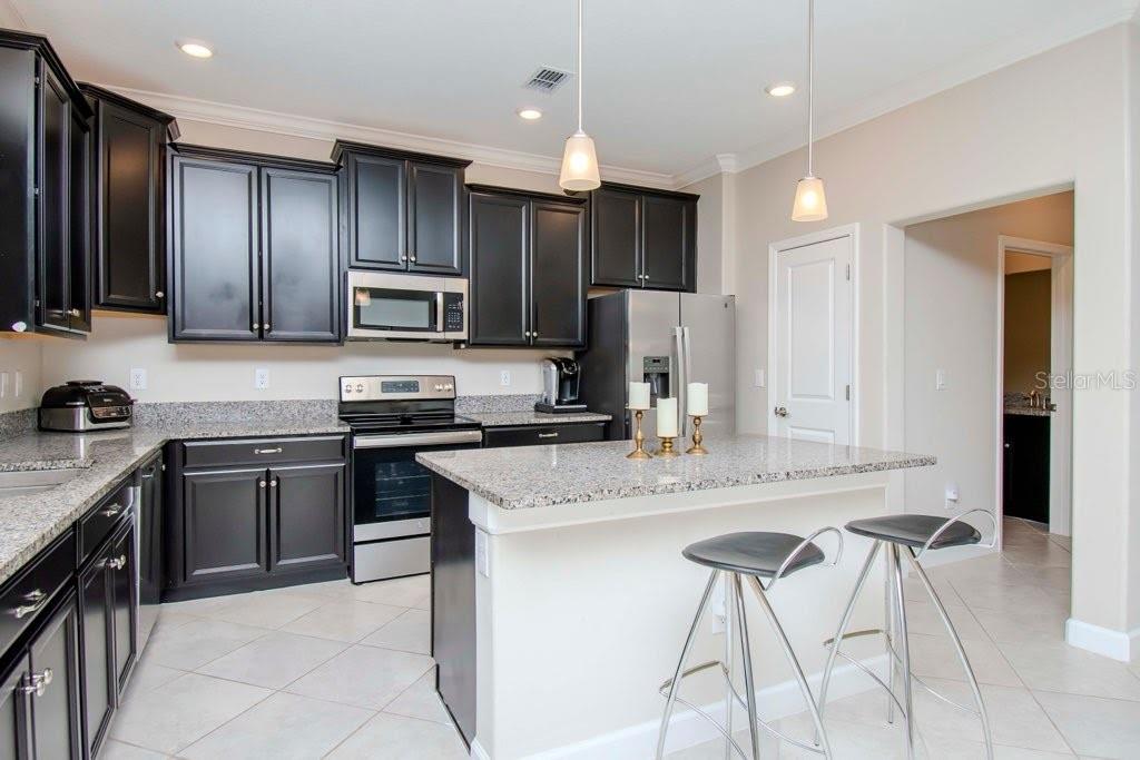 Image 4 of 34 For 1674 Roseville Street