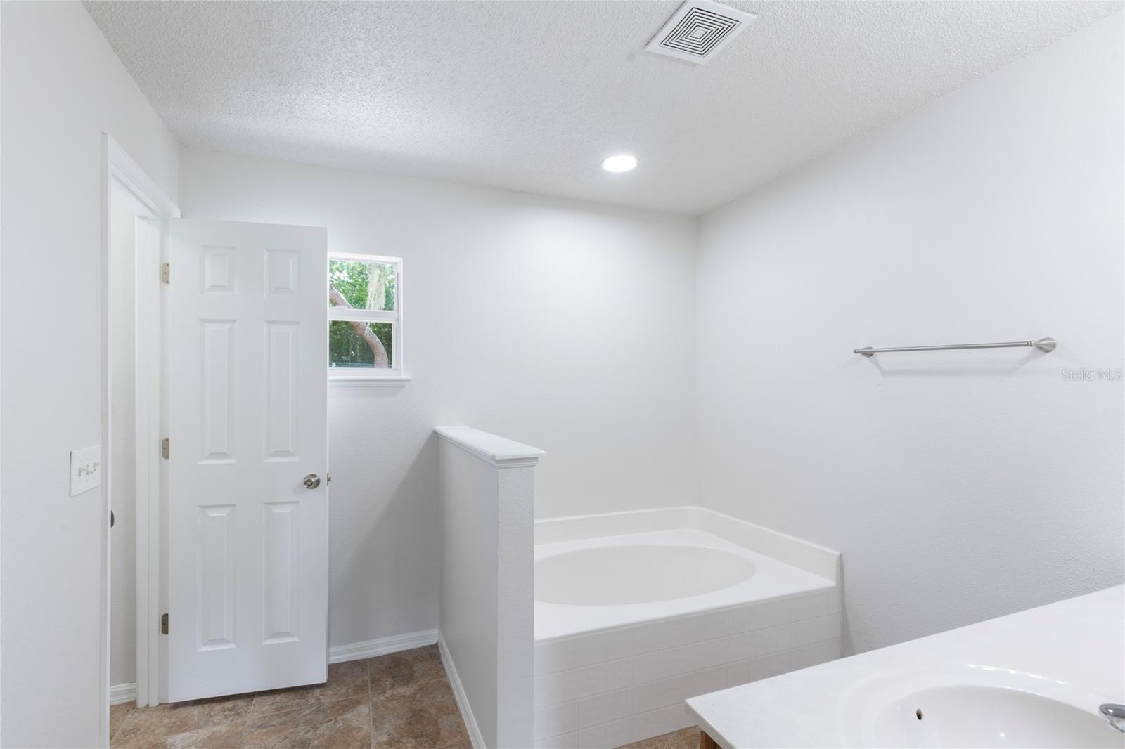 Listing photo id 23 for 14006 Amero Lane