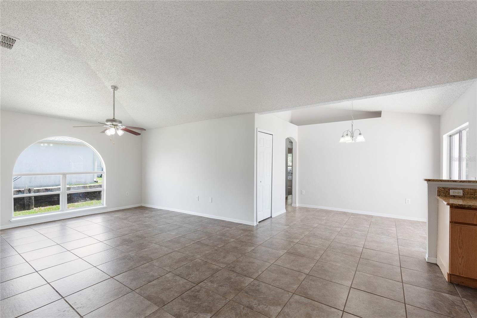Listing photo id 5 for 14006 Amero Lane