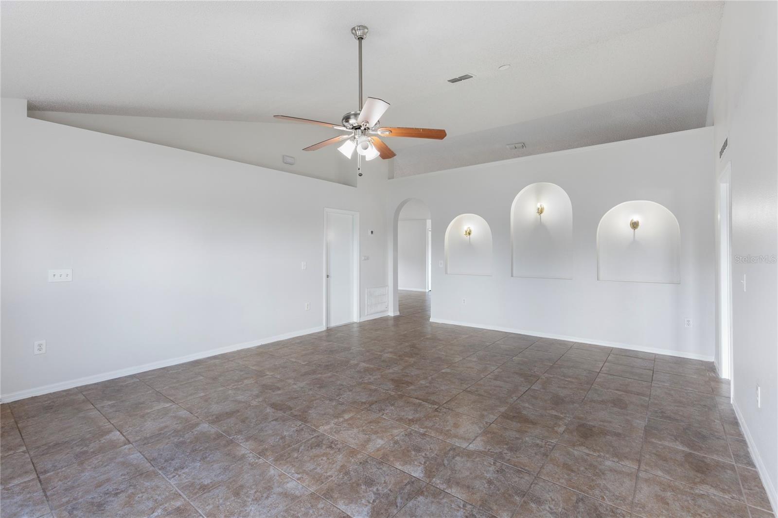 Listing photo id 6 for 14006 Amero Lane