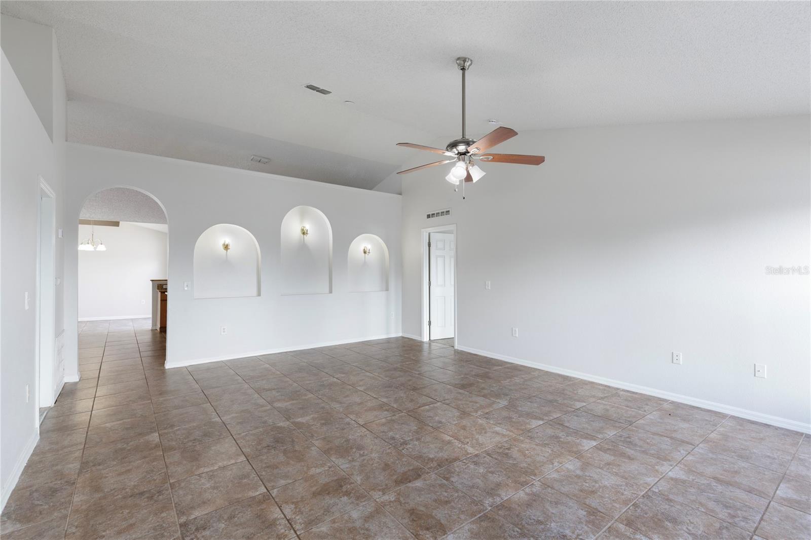 Listing photo id 7 for 14006 Amero Lane