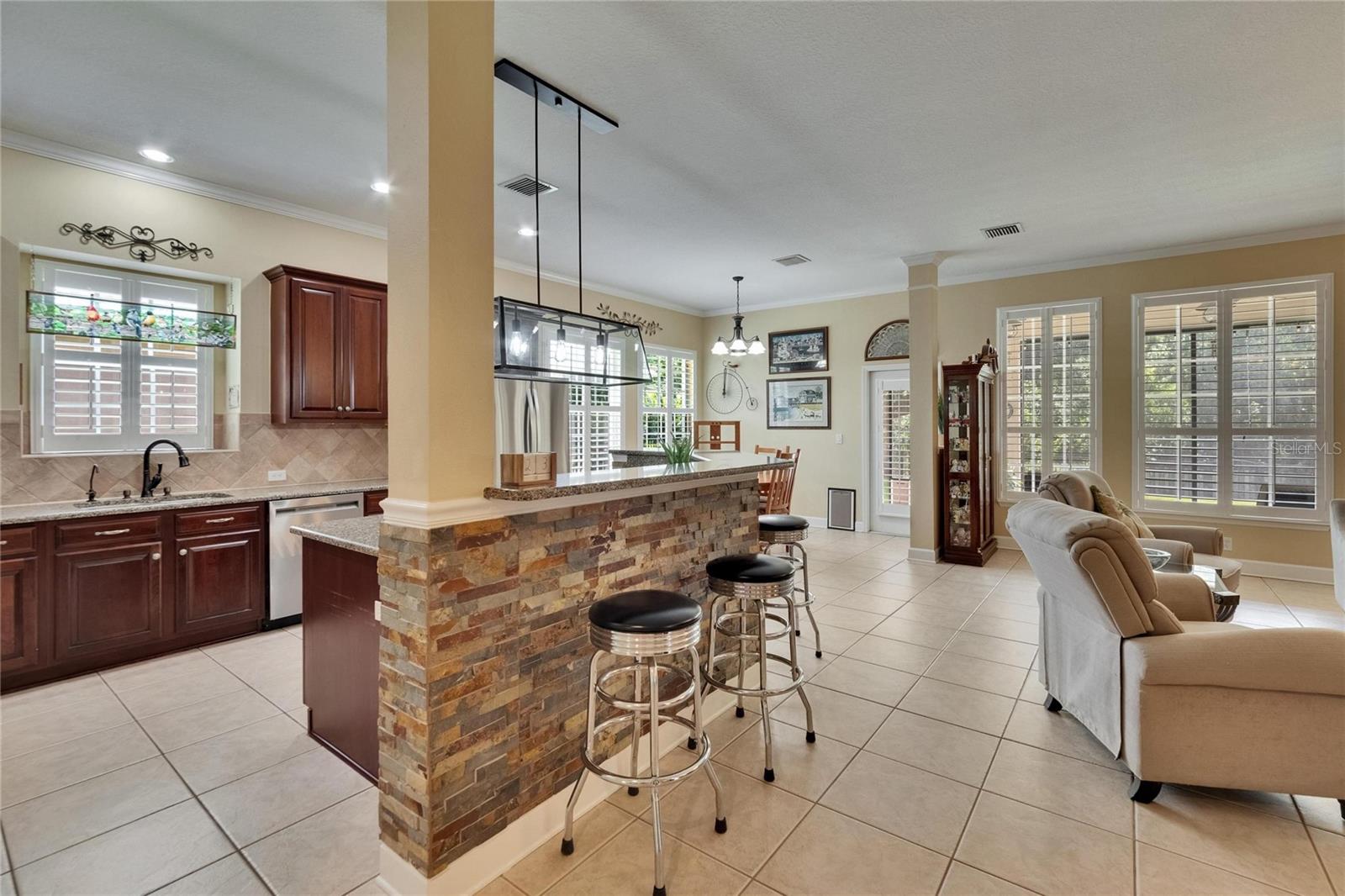 Listing photo id 13 for 8704 Winsome Way