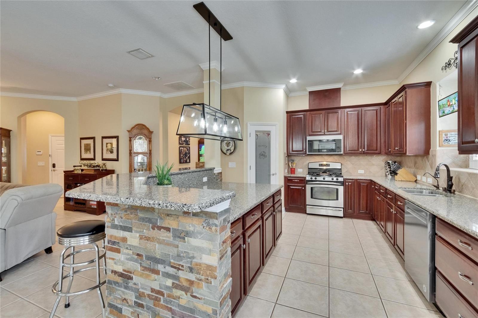 Listing photo id 14 for 8704 Winsome Way