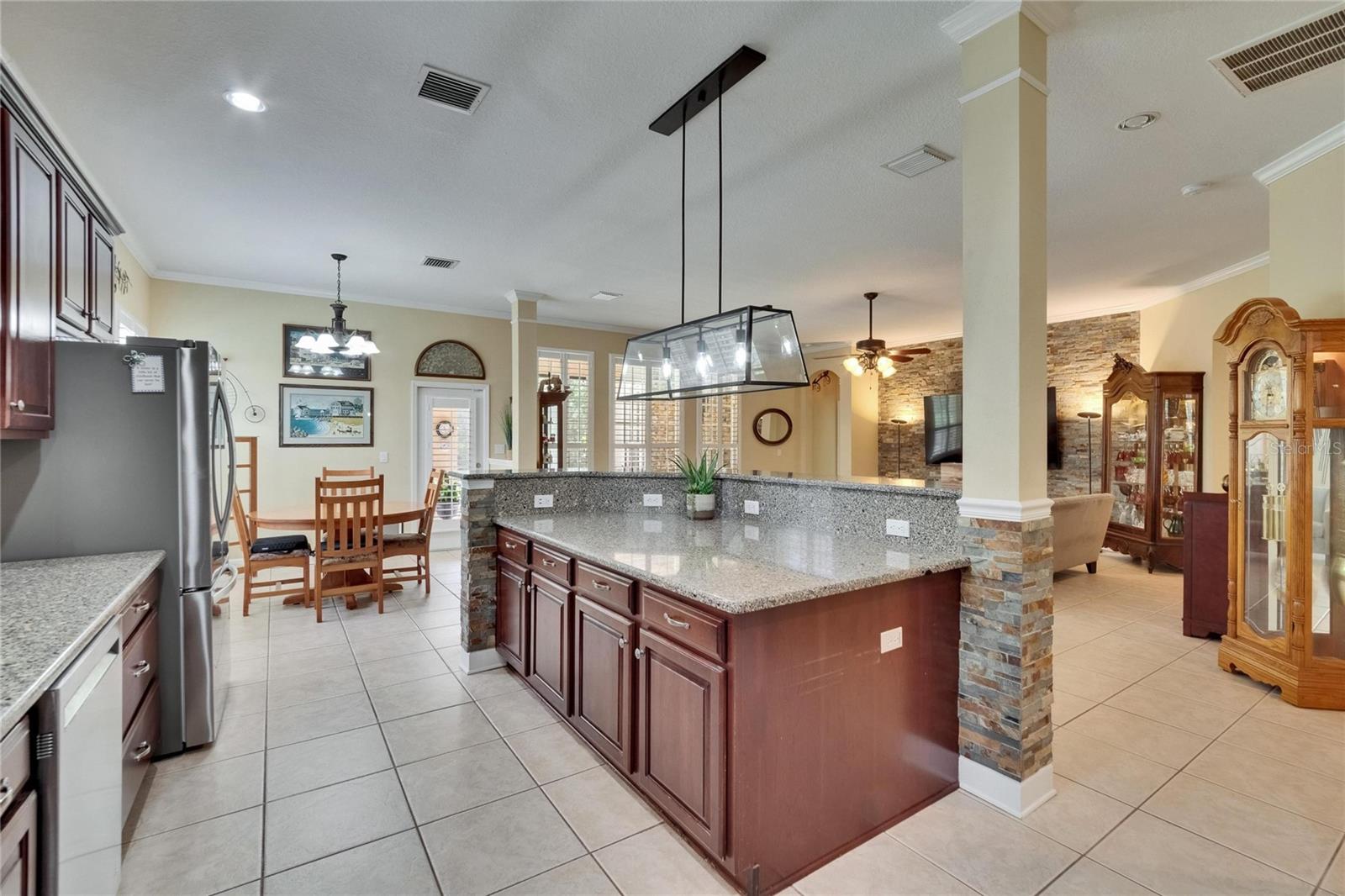Listing photo id 15 for 8704 Winsome Way