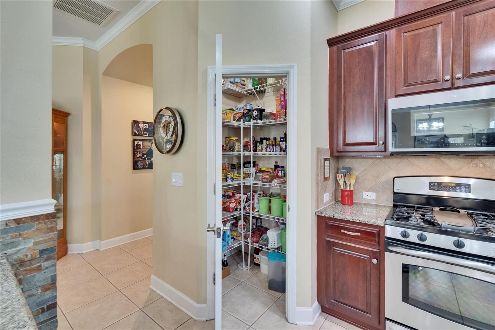 Listing photo id 18 for 8704 Winsome Way