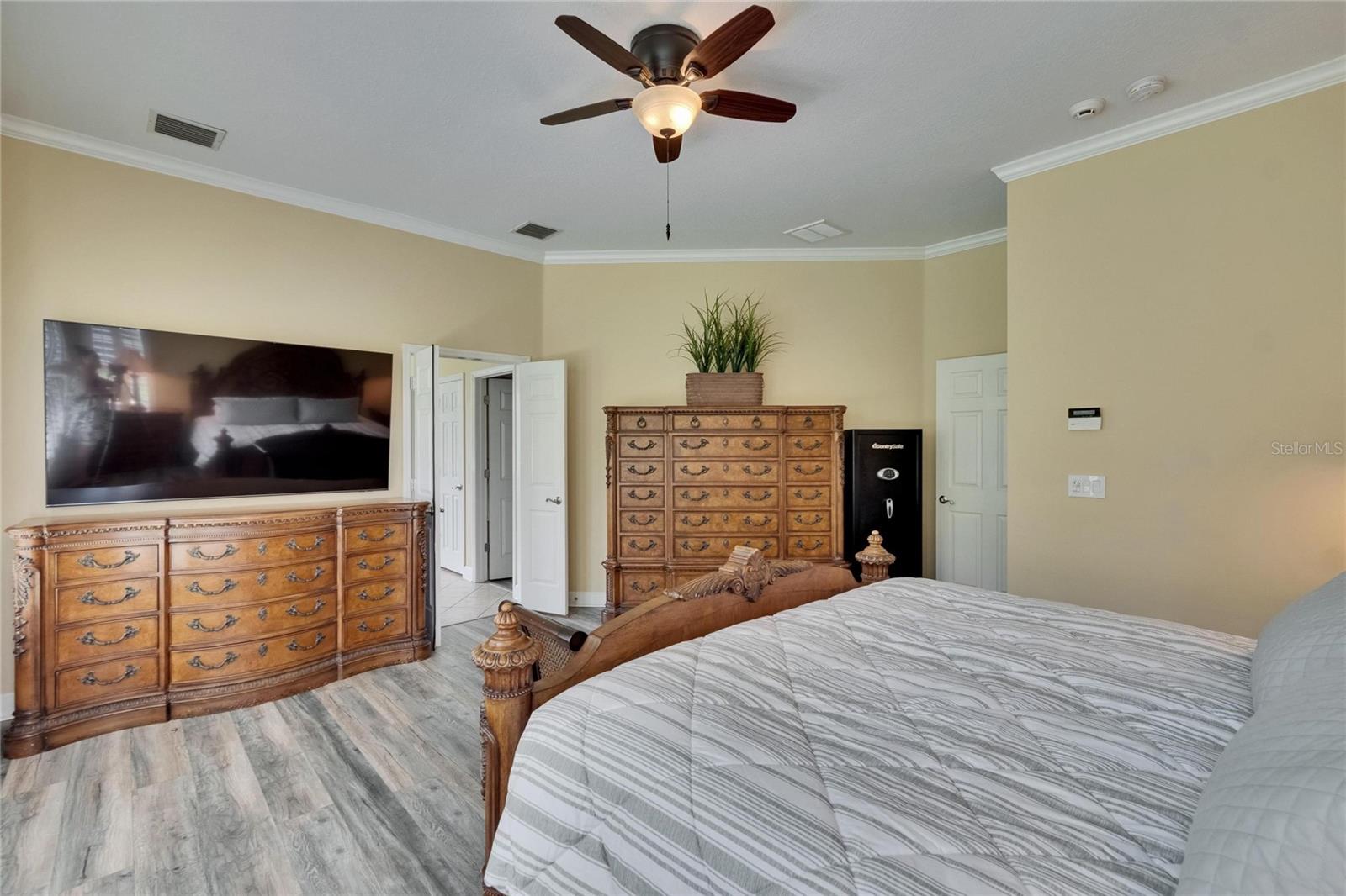 Listing photo id 28 for 8704 Winsome Way