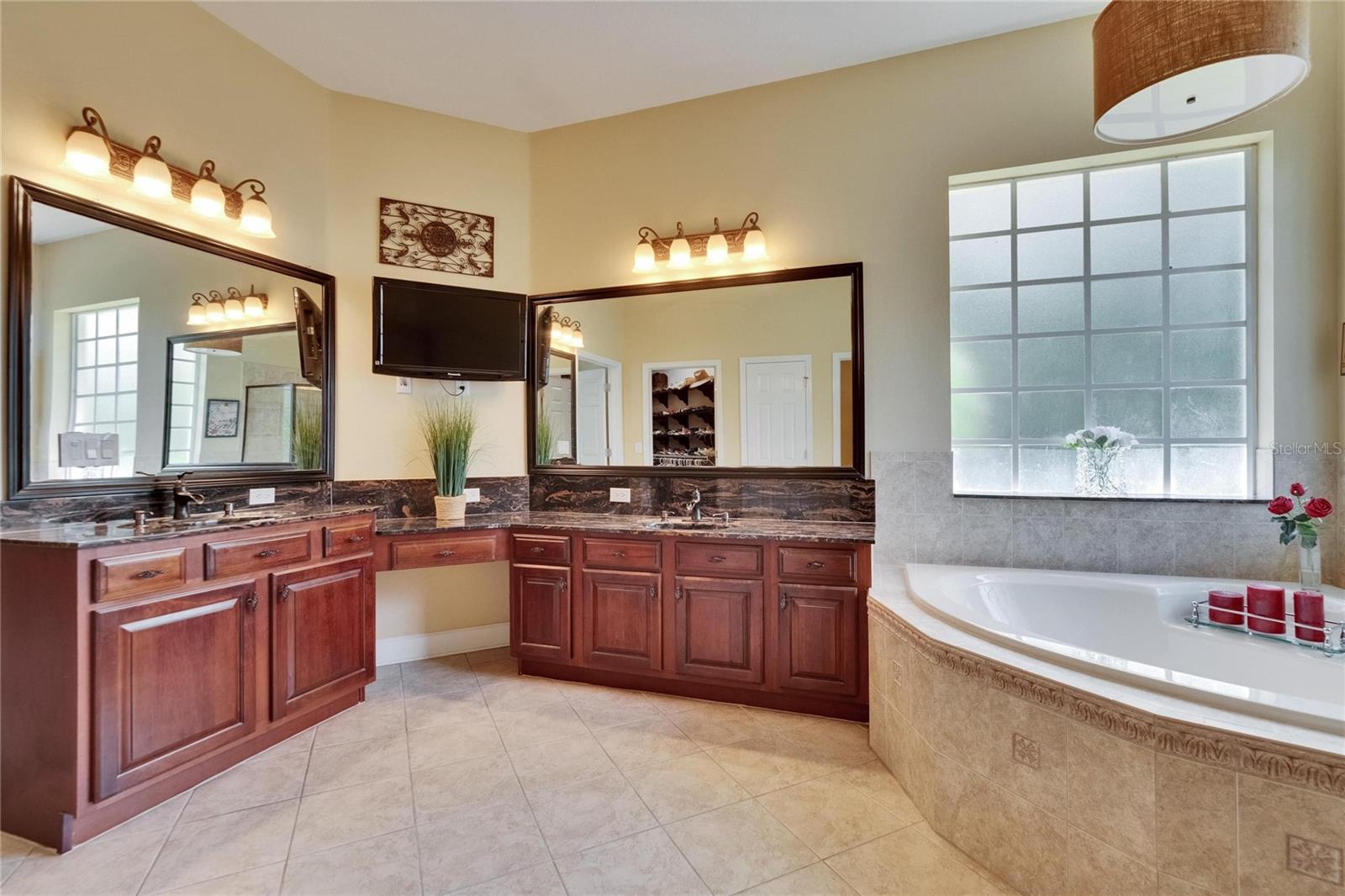 Listing photo id 30 for 8704 Winsome Way
