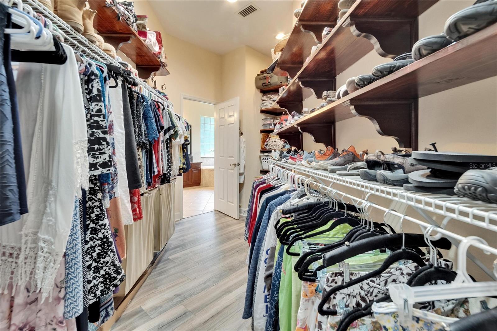 Listing photo id 35 for 8704 Winsome Way