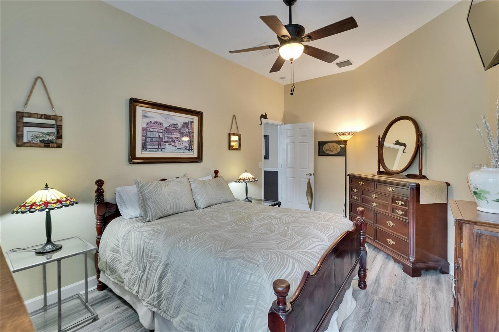 Listing photo id 37 for 8704 Winsome Way